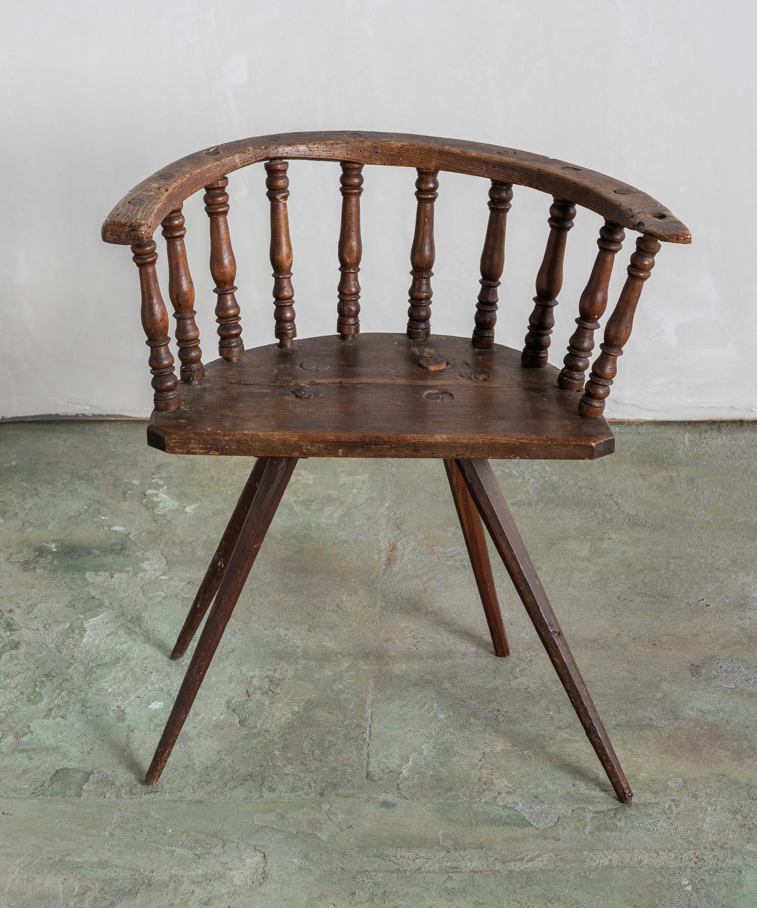Curved Low Back Windsor, England, circa 1690 In Good Condition In Culver City, CA