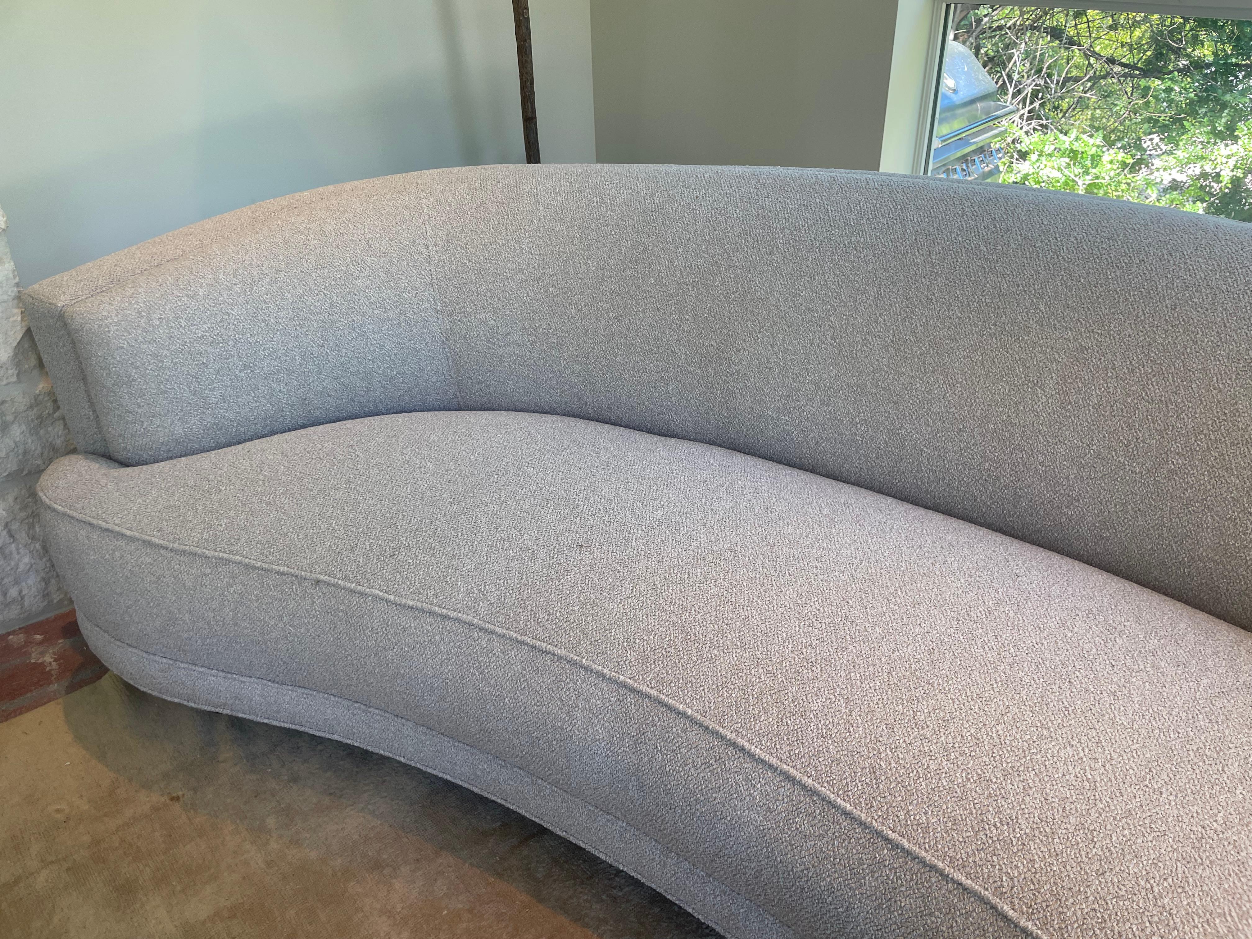 Curved mid-century sofa in new, neutral boucle  In Excellent Condition For Sale In West Hollywood, CA