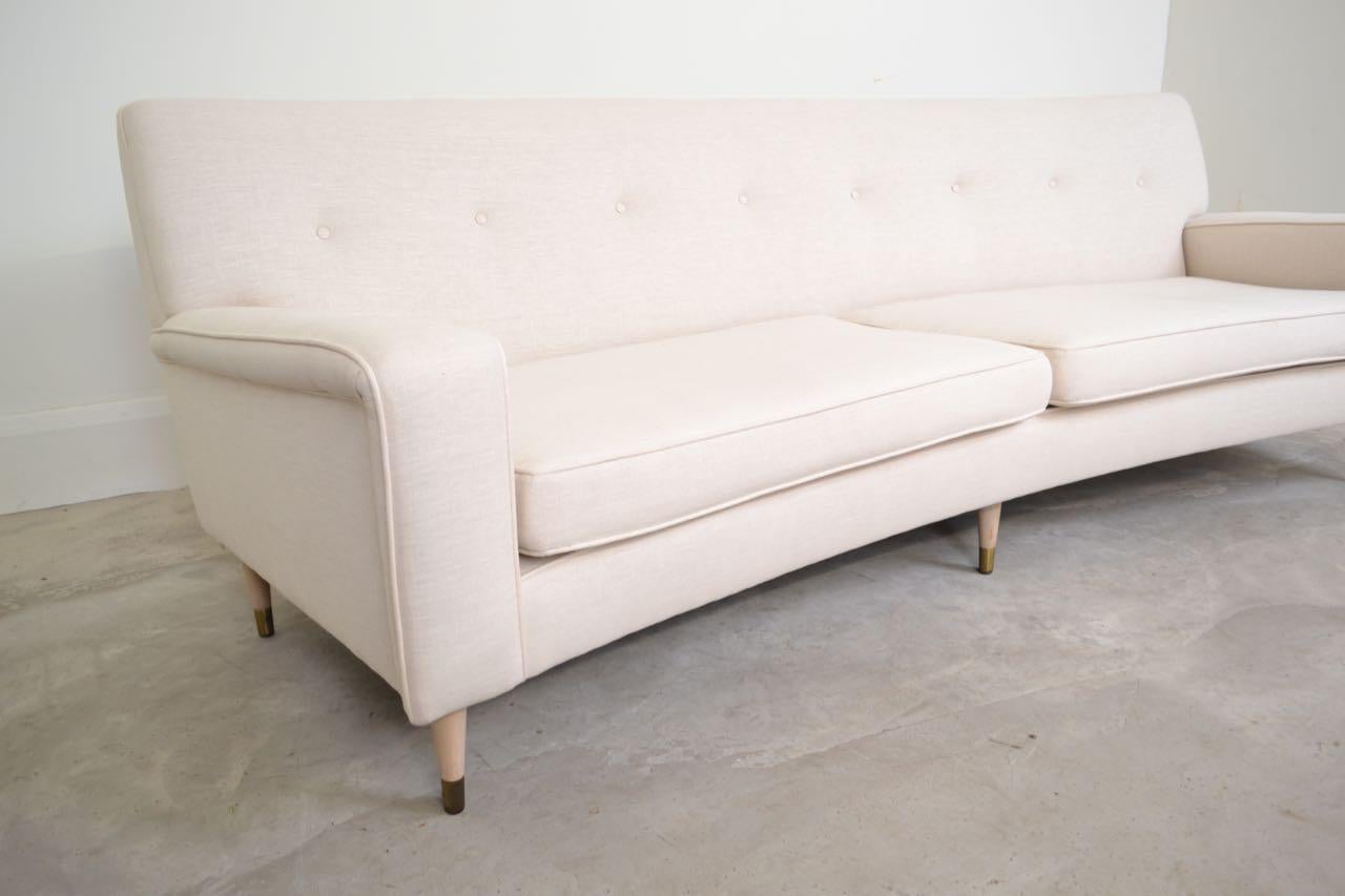 Curved Midcentury Sofa Upholstered in Natural Linen In Good Condition For Sale In Wargrave, Berkshire