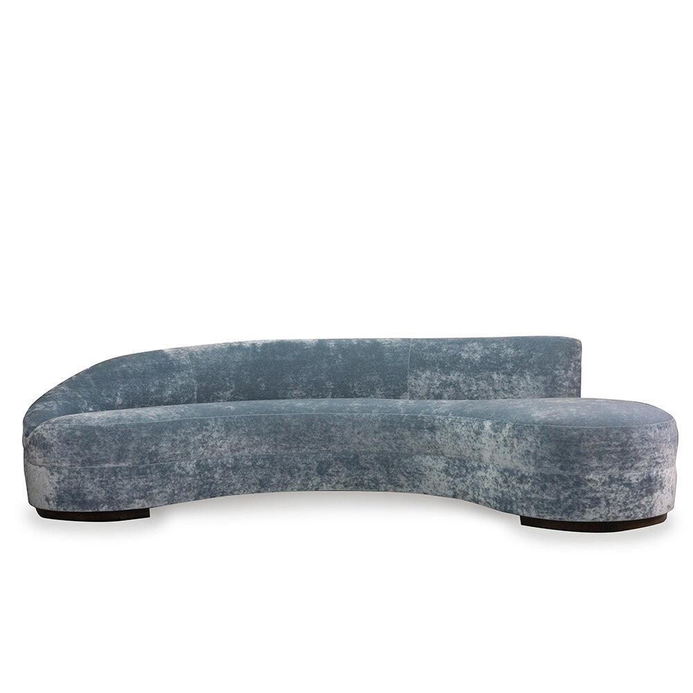 Canapé incurvé de style moderne du milieu du siècle, inspiré de Kagan. Fabriqué avec un cadre solide en érable dur, des ressorts à huit voies fixés à la main et de la mousse haute densité. Construction et rembourrage lourds, solides et fiables.