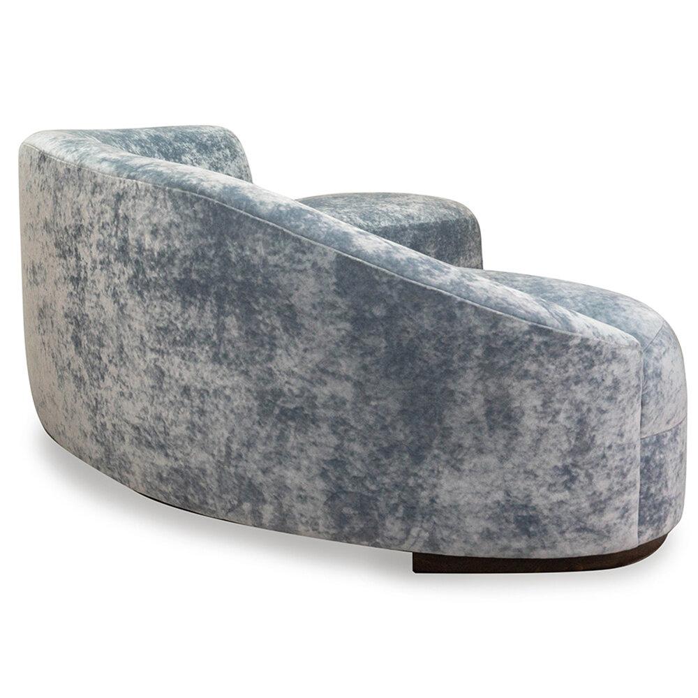 XXIe siècle et contemporain Canapé incurvé de style milieu de siècle à assise et dossier serrés en vente