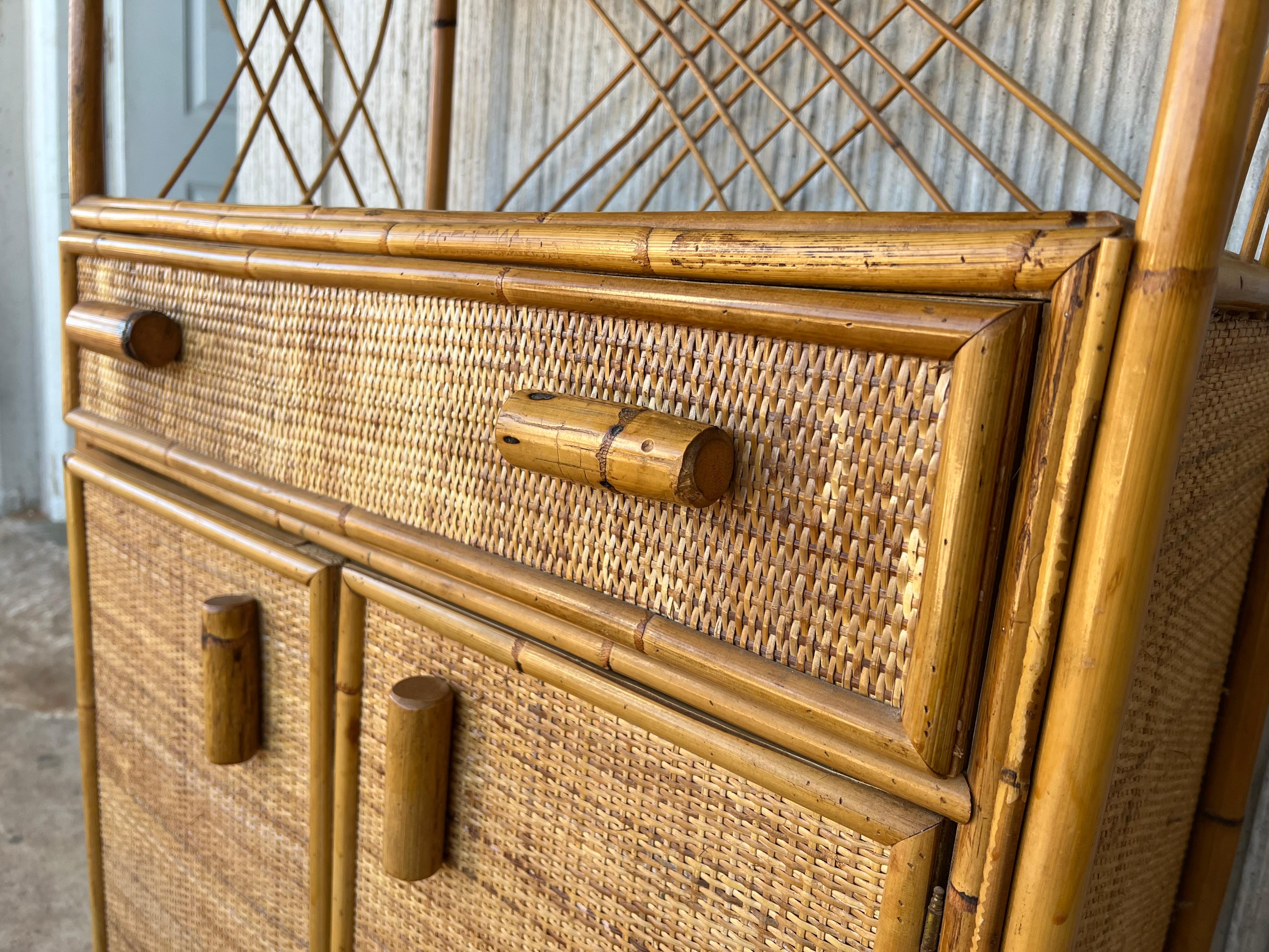 Gebogenes Bücherregal aus der Mitte des Jahrhunderts mit Regalen und Türen aus Bambus im italienischen Design im Angebot 4