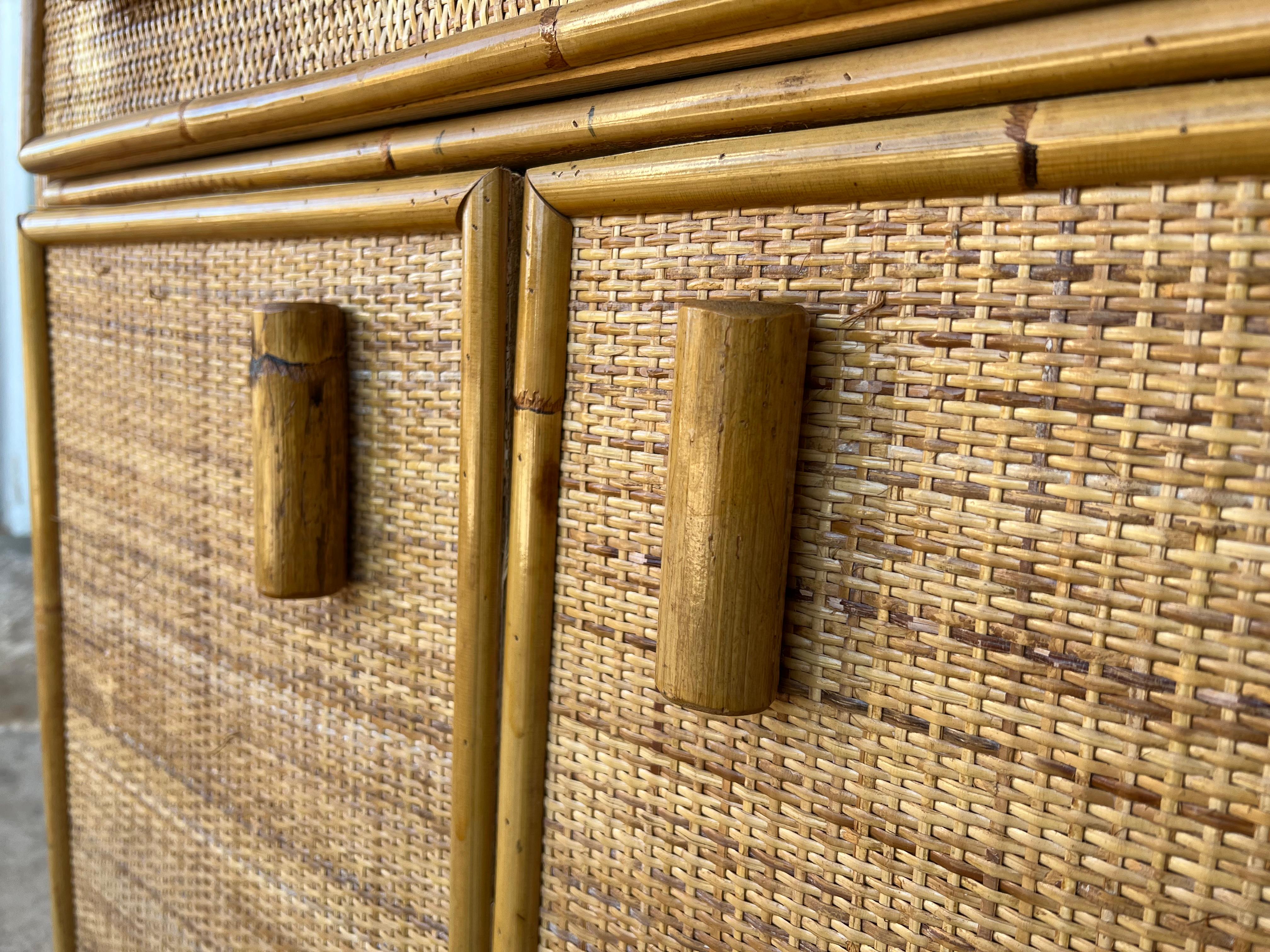 Gebogenes Bücherregal aus der Mitte des Jahrhunderts mit Regalen und Türen aus Bambus im italienischen Design im Angebot 5