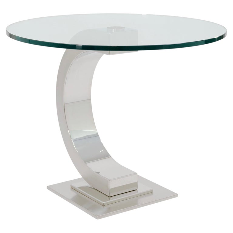 Gebogener modernistischer Beistelltisch aus Chrom und Glas im Angebot bei 1stDibs Deutschland