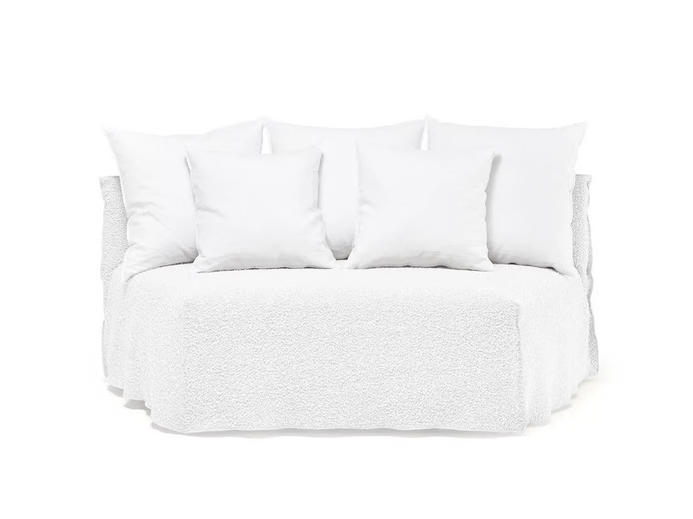 Gervasoni Ghost 34 - Elemento modular curvo
Diseño: Paola Navone

Ghost 34 es un elegante y cómodo elemento modular curvado, ideal para crear asientos a medida. El asiento, el respaldo y la estructura están acolchados con espuma de poliuretano para