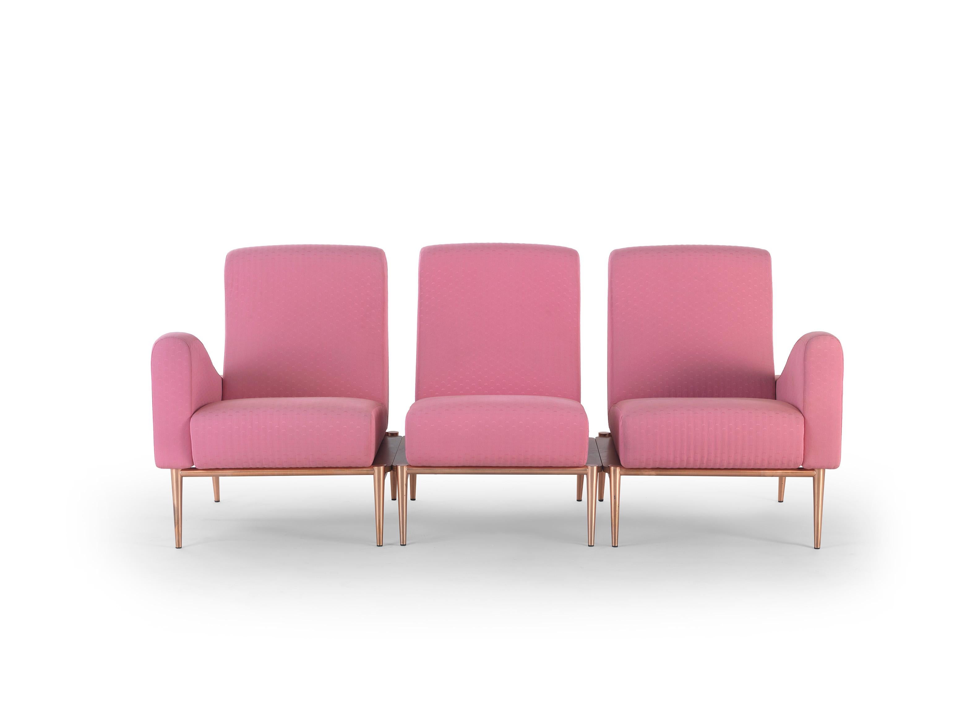 Breaking away from the linear pattern, yet simultaneously serving as a connector, Flabello takes center stage in the room for the creation of highly original and dynamic living zones. It's an upholstered armchair equipped with a concealed