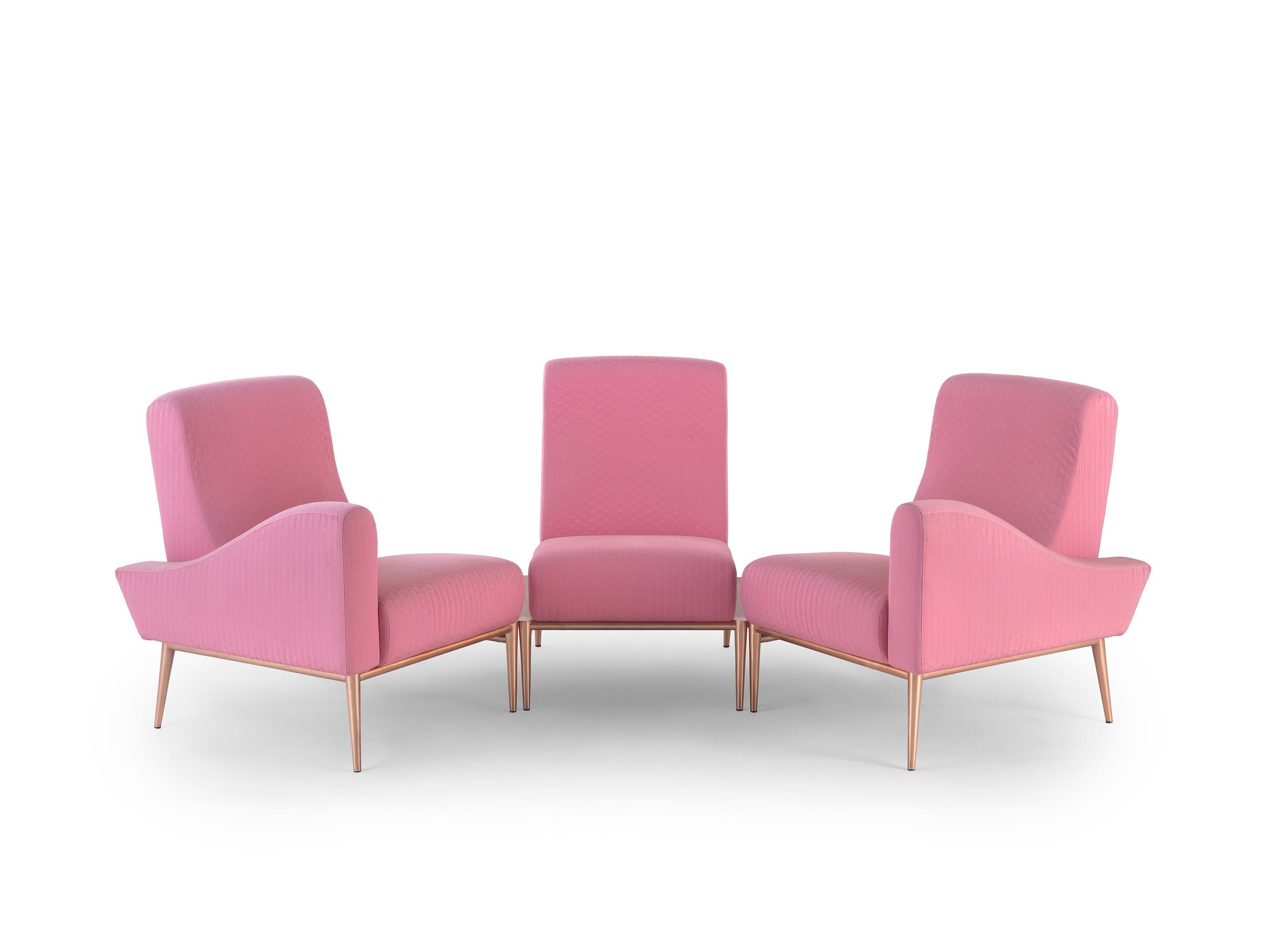 Breaking away from the linear pattern, yet simultaneously serving as a connector, Flabello takes center stage in the room for the creation of highly original and dynamic living zones. It's an upholstered armchair equipped with a concealed