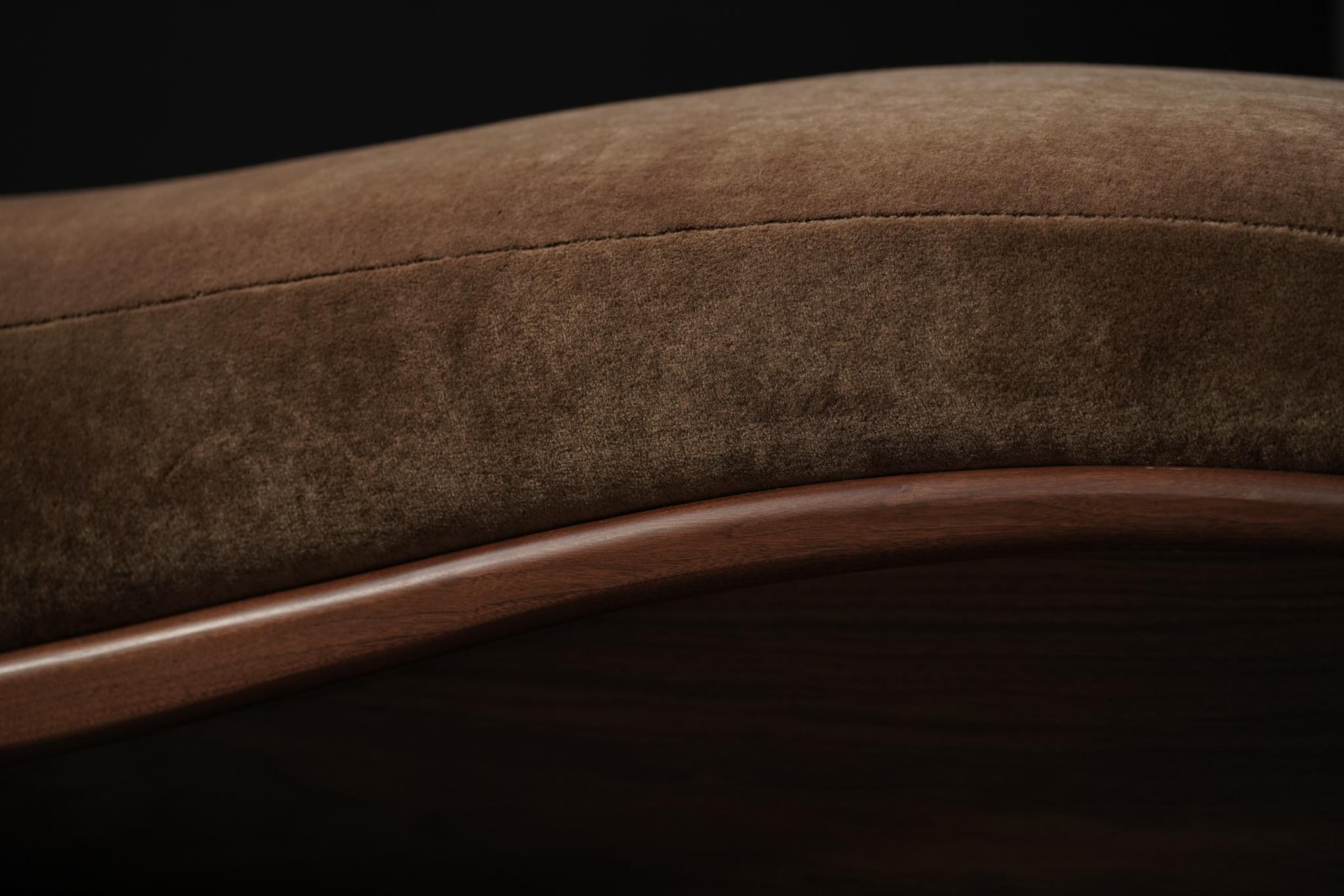 XXIe siècle et contemporain Lit de jour incurvé en mohair en vente