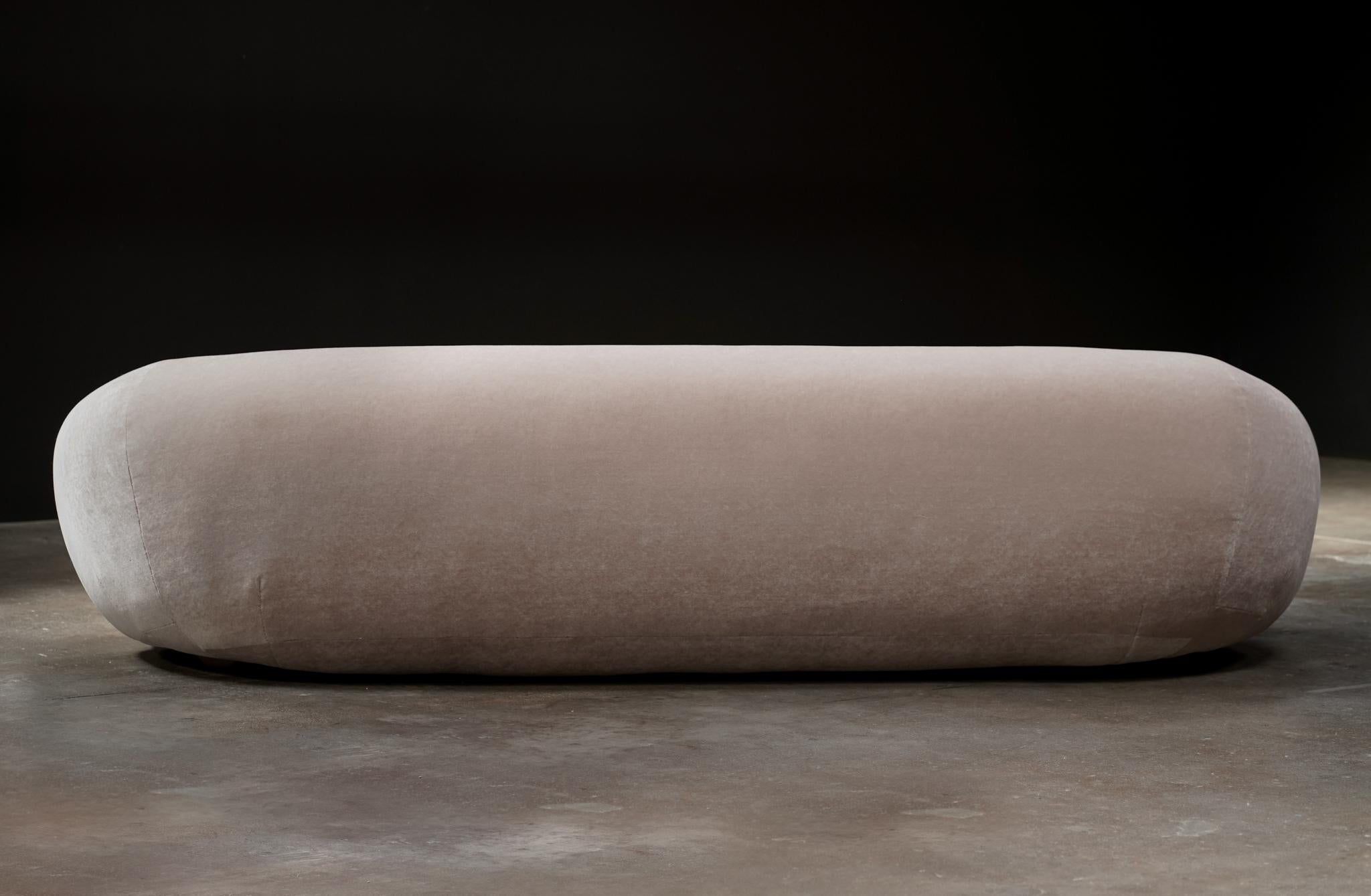 Sofá curvo de mohair, base de nogal
Nuevo, 1 de 1 