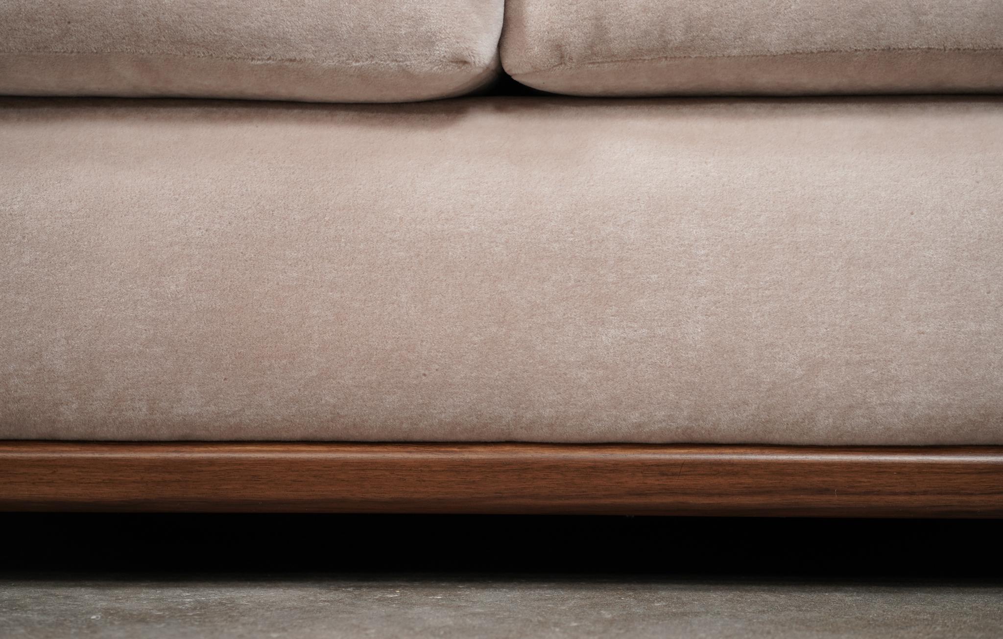 Sofá curvo de mohair, base de nogal Estadounidense en venta