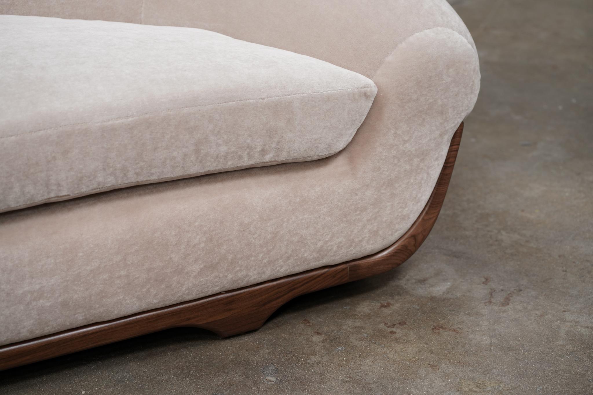 Sofá curvo de mohair, base de nogal en Excelente estado para la venta en Los Angeles, CA