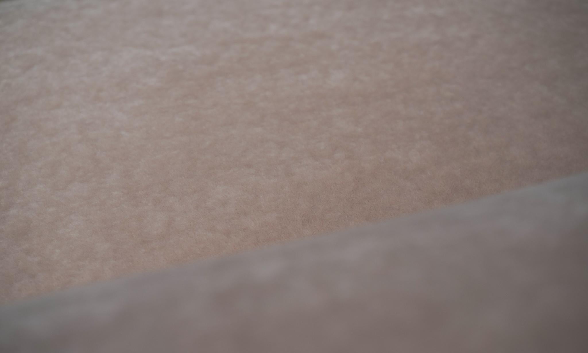 Sofá curvo de mohair, base de nogal Siglo XXI y contemporáneo en venta