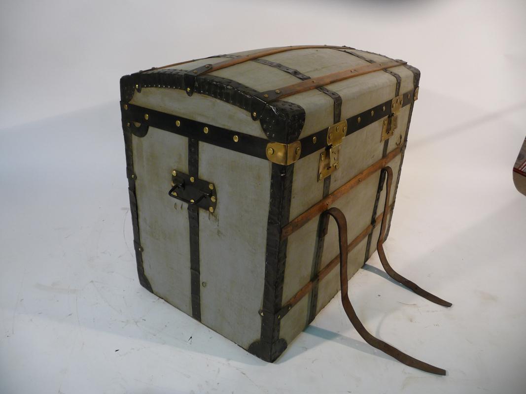 Moynat-branded dome-topped trunk.

Among the first Moynat models in the 19th century.

Complete with its leather straps (restored)

New fabric interior coating.