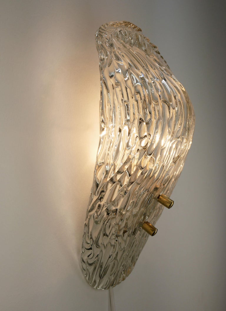 Curved 1950s Murano Clear Ice Textured Glass Wall Sconce by J.T. Kalmar In Good Condition For Sale In Copenhagen, DK