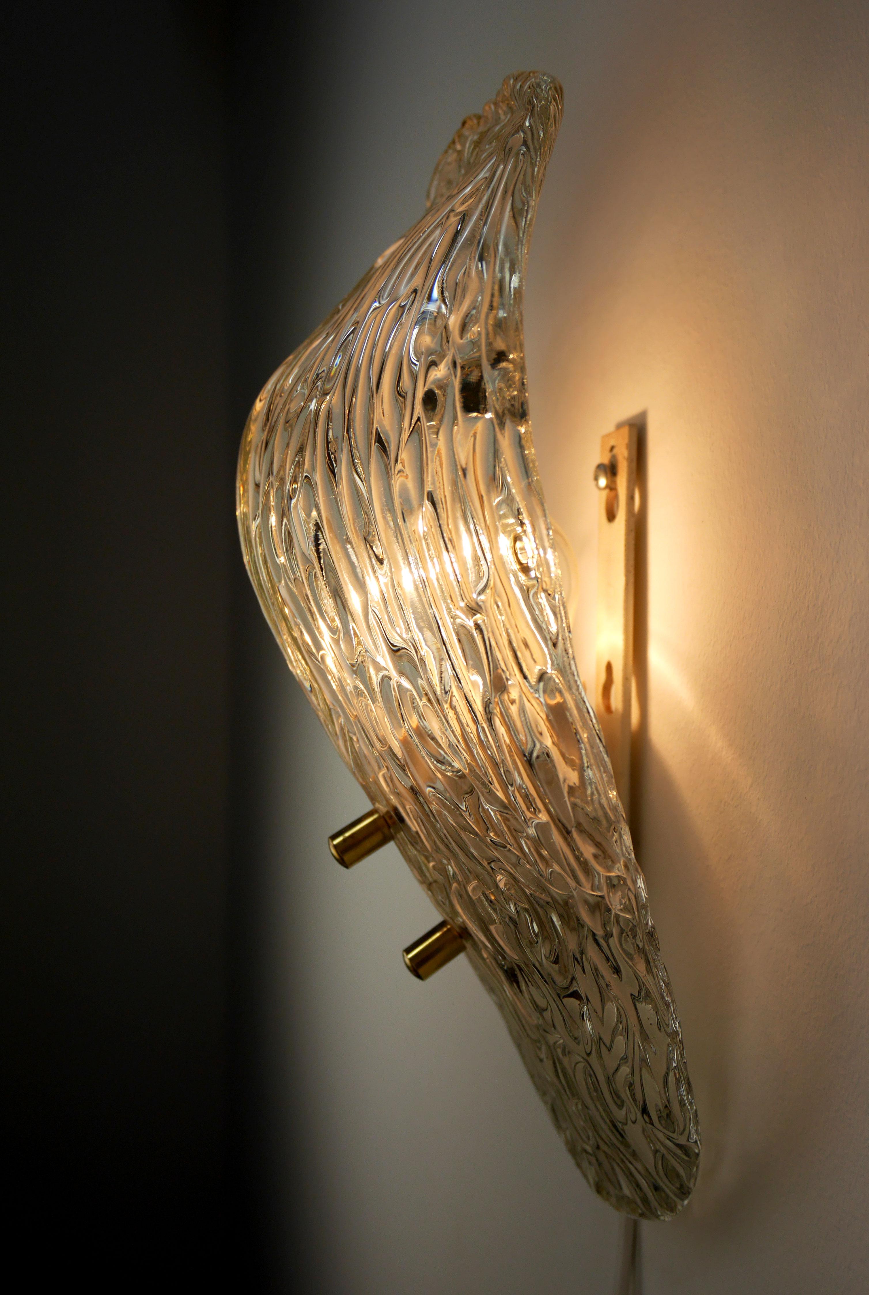 Hand-Crafted Murano Kalmar Curved Textured Glass Wall Sconce, 1950s For Sale