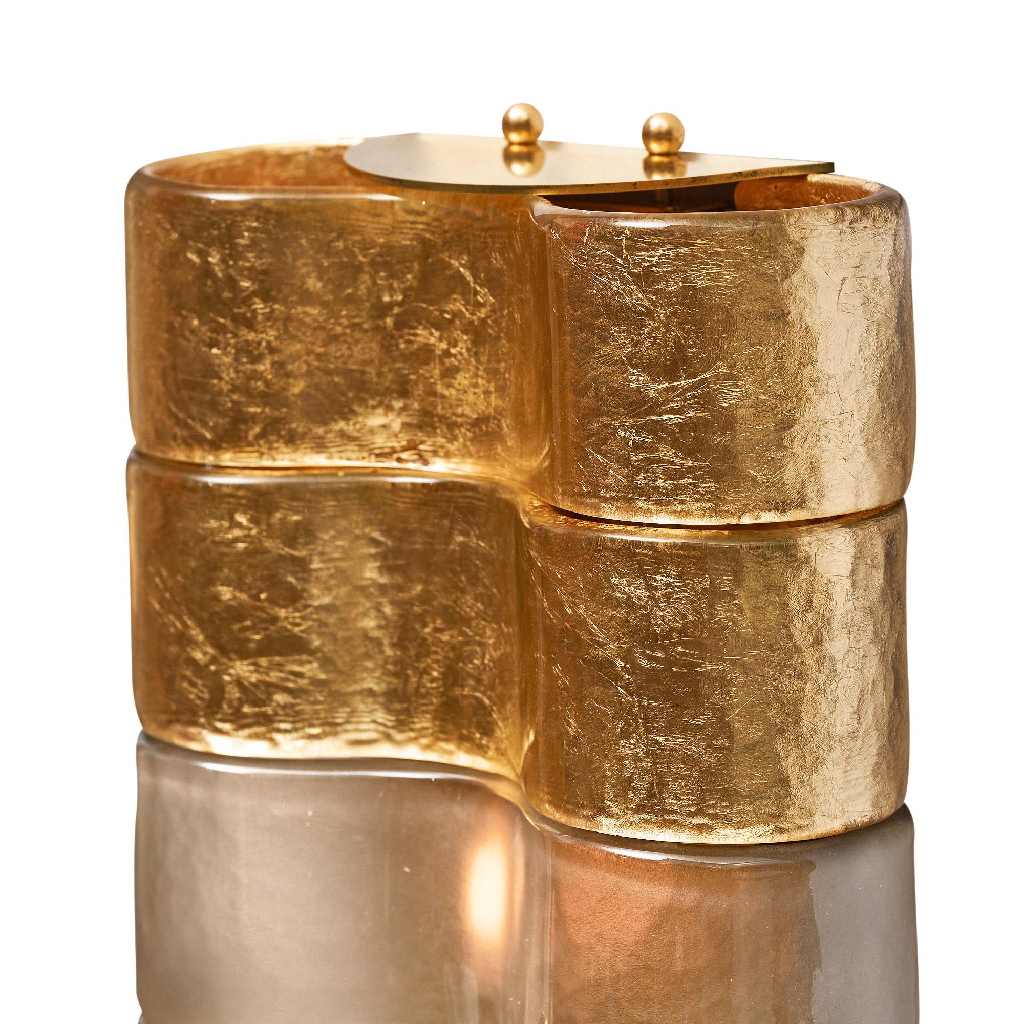 Italiano Applique curve in vetro di Murano color oro e fumé in vendita