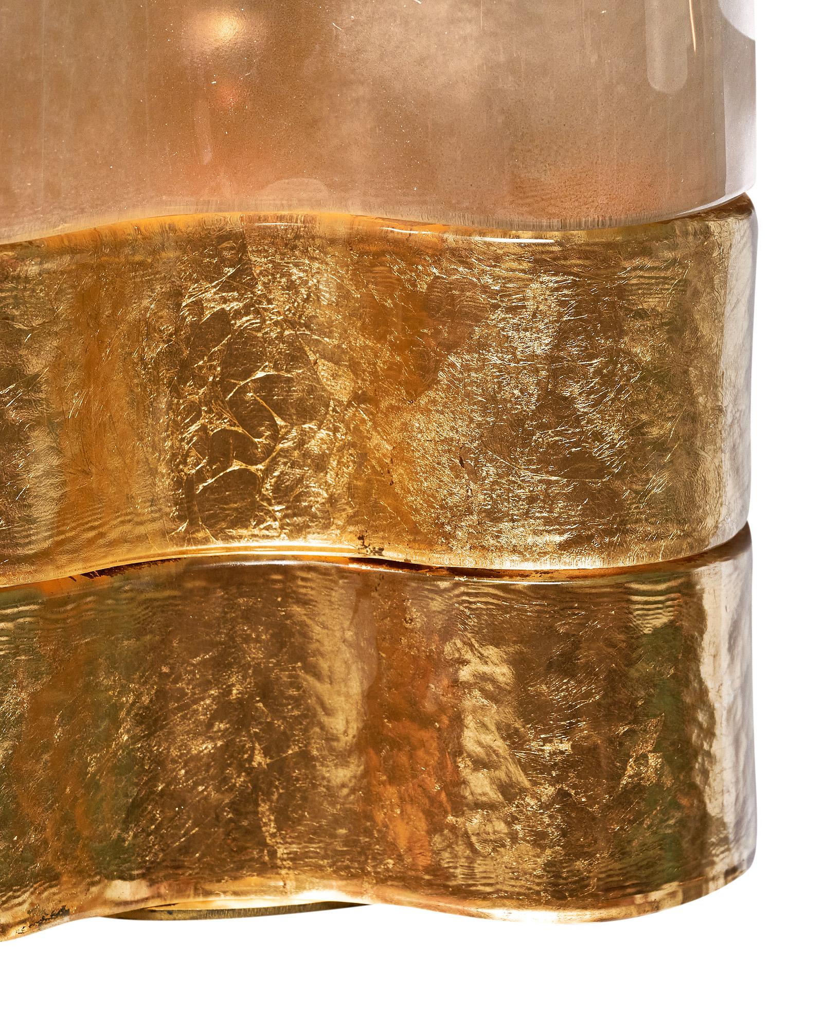 XXI secolo e contemporaneo Applique curve in vetro di Murano color oro e fumé in vendita