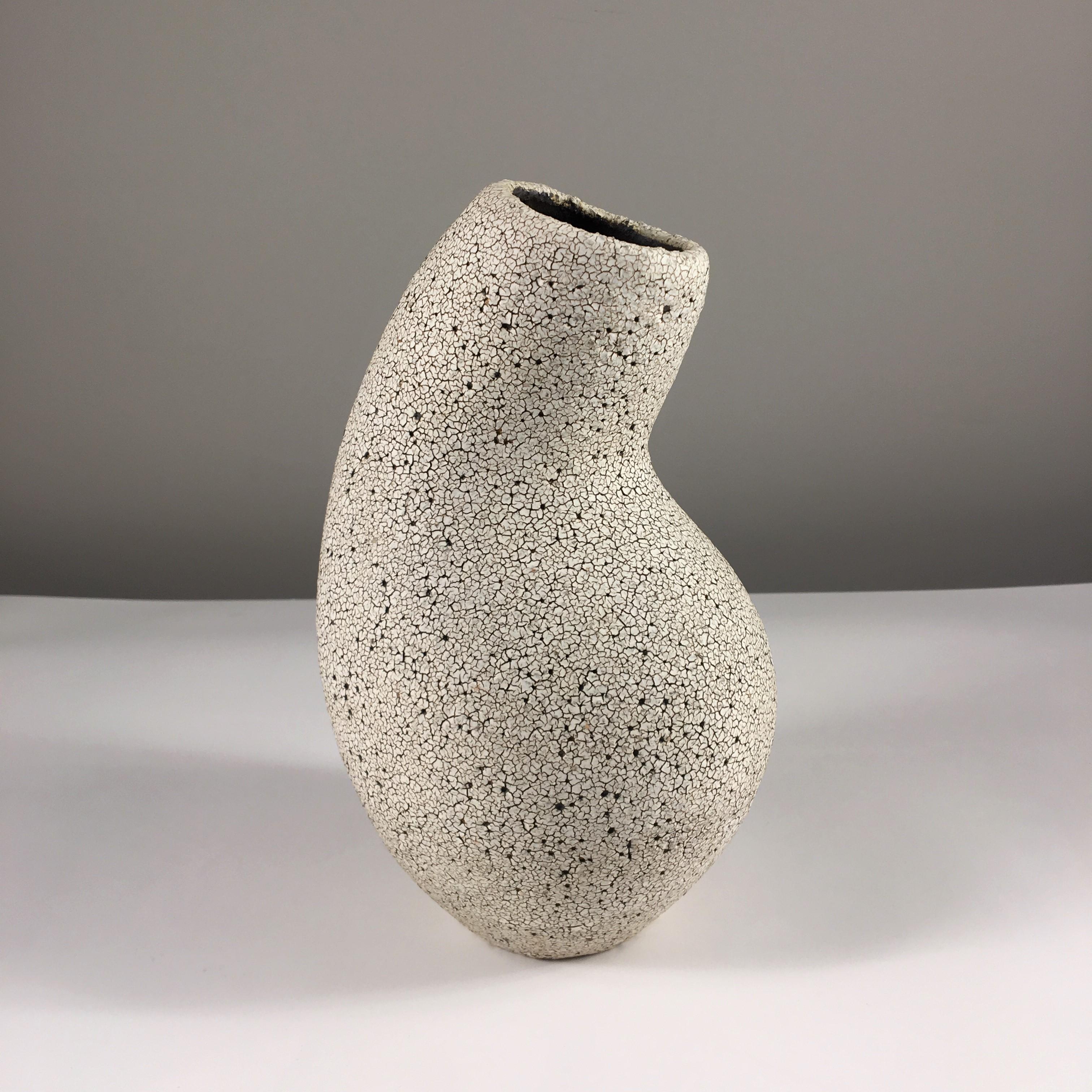 Vase mit geschwungenem Hals von Yumiko Kuga. Maße: Höhe 9,5