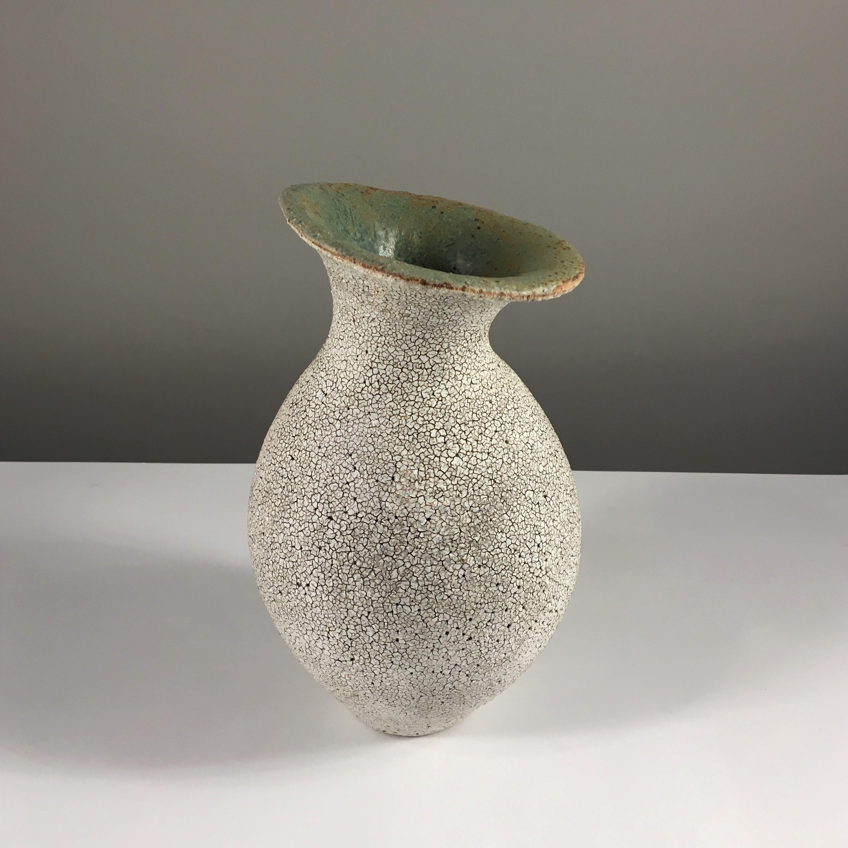 Poterie de vase à col incurvé par Yumiko Kuga