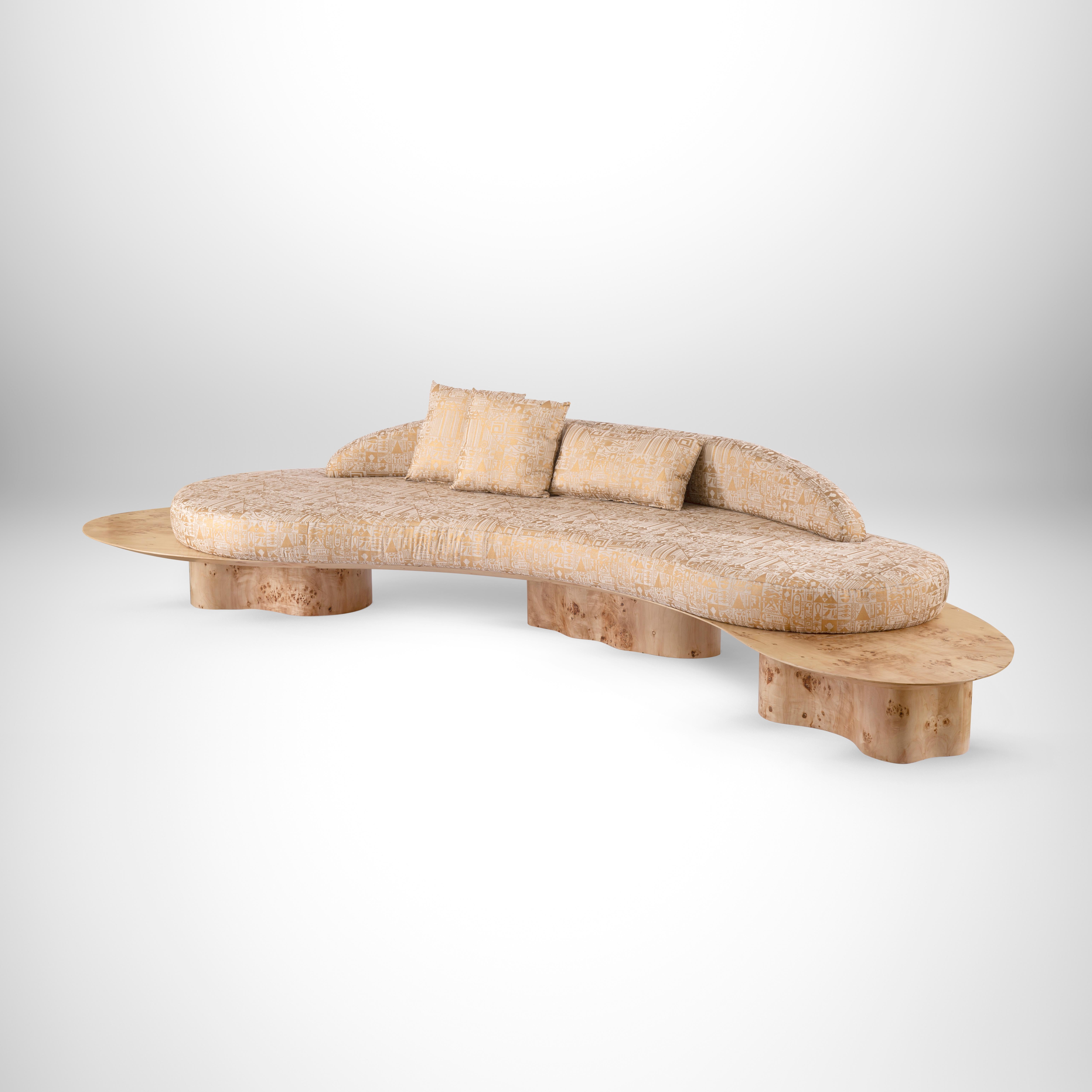 Geschwungenes Sofa in organischer Form mit seltener Apfelrinde & goldenem Pharaonenstoff - Small (Moderne) im Angebot