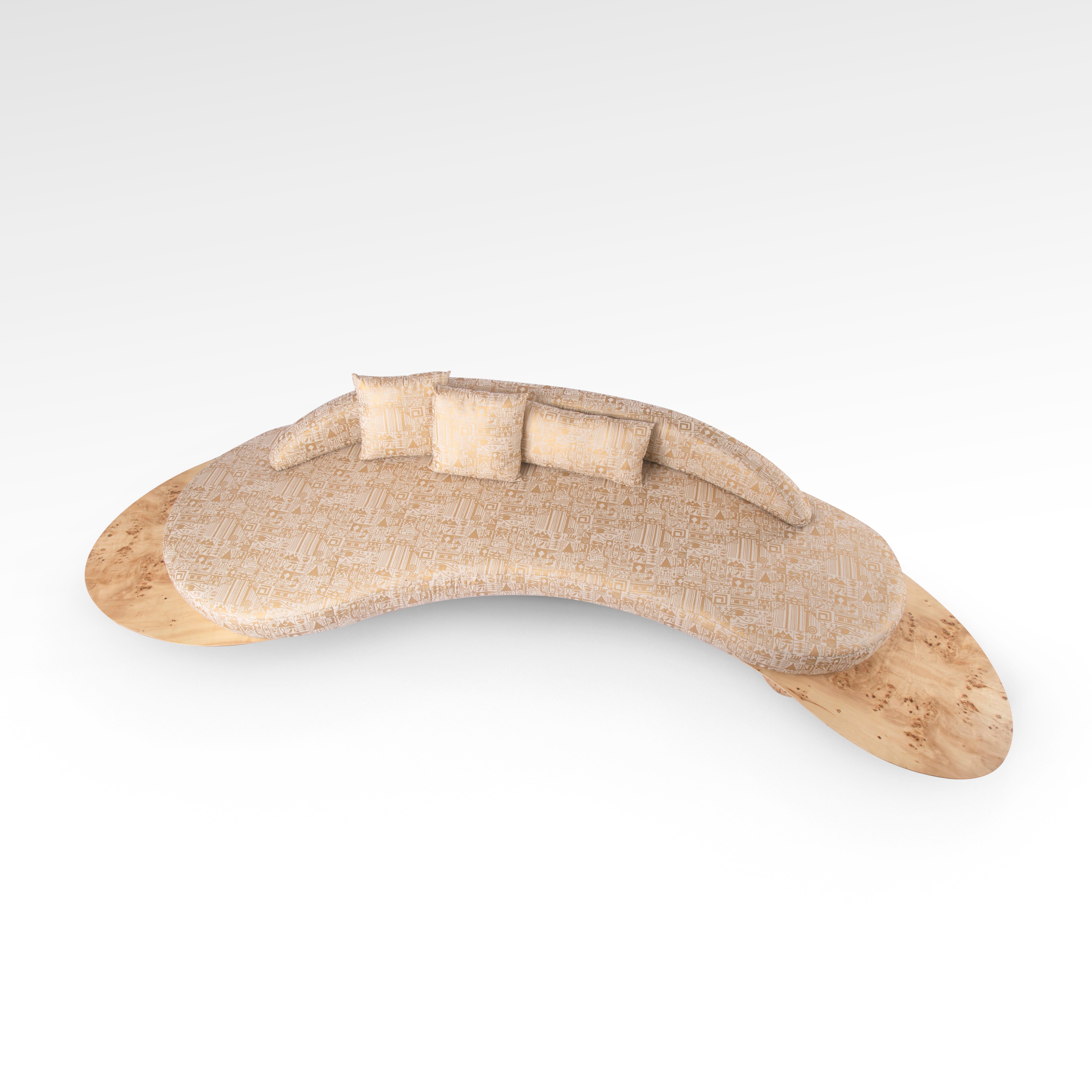 Geschwungenes Sofa in organischer Form mit seltener Apfelrinde & goldenem Pharaonenstoff - Small im Zustand „Neu“ im Angebot in Cairo, EG