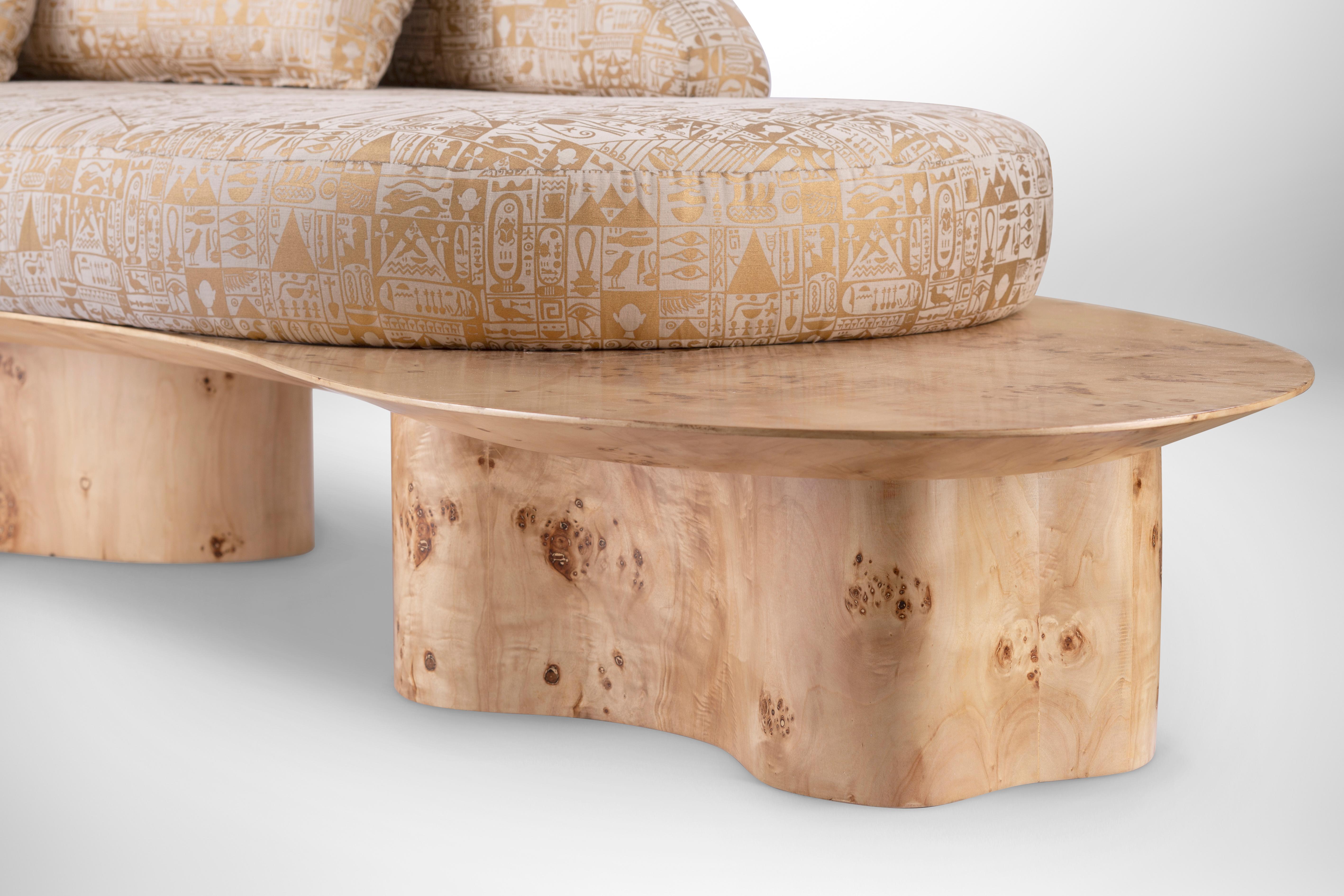 Geschwungenes Sofa in organischer Form mit seltener Apfelrinde & goldenem Pharaonenstoff - Small (21. Jahrhundert und zeitgenössisch) im Angebot