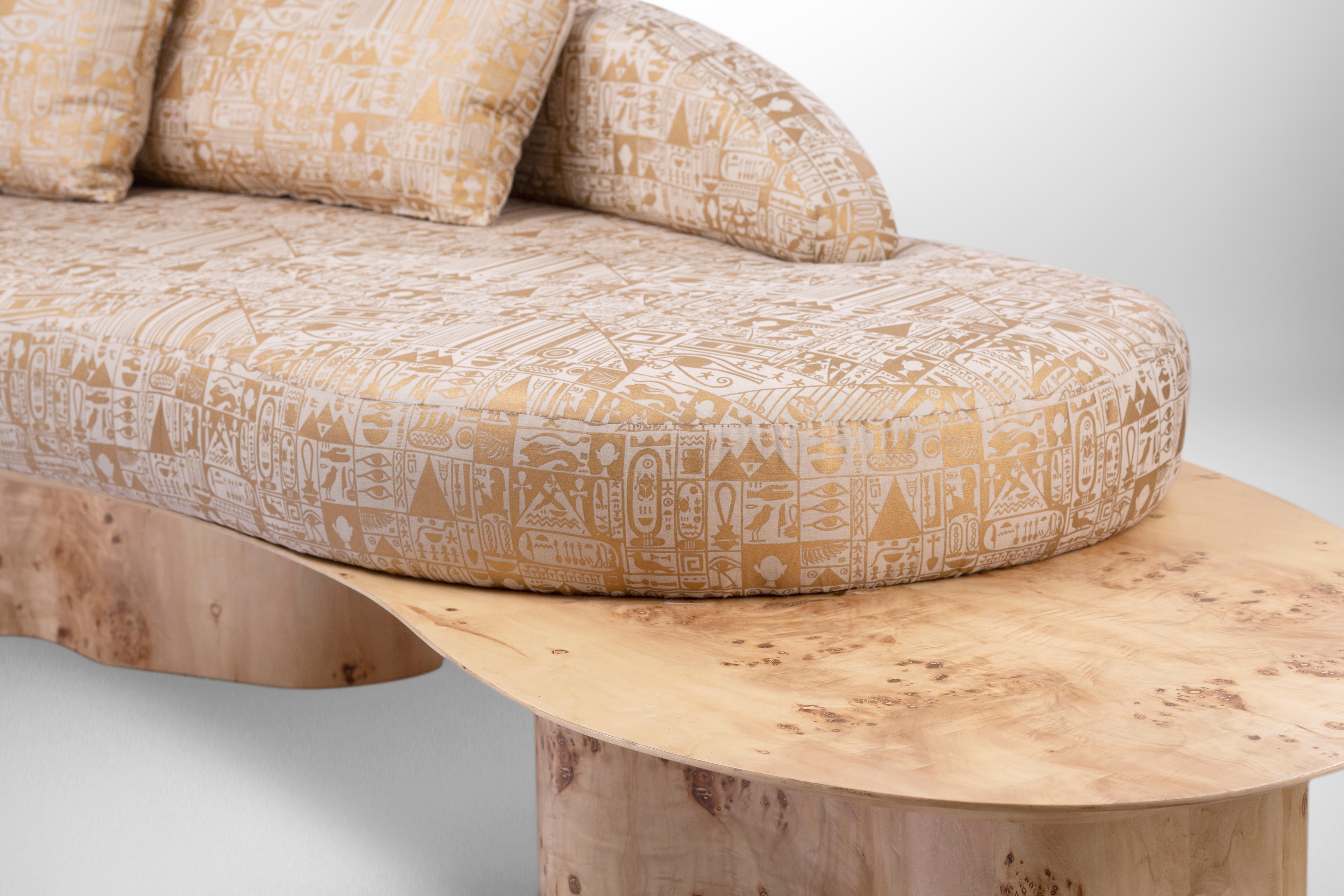 Geschwungenes Sofa in organischer Form mit seltener Apfelrinde & goldenem Pharaonenstoff - Small (Polster) im Angebot