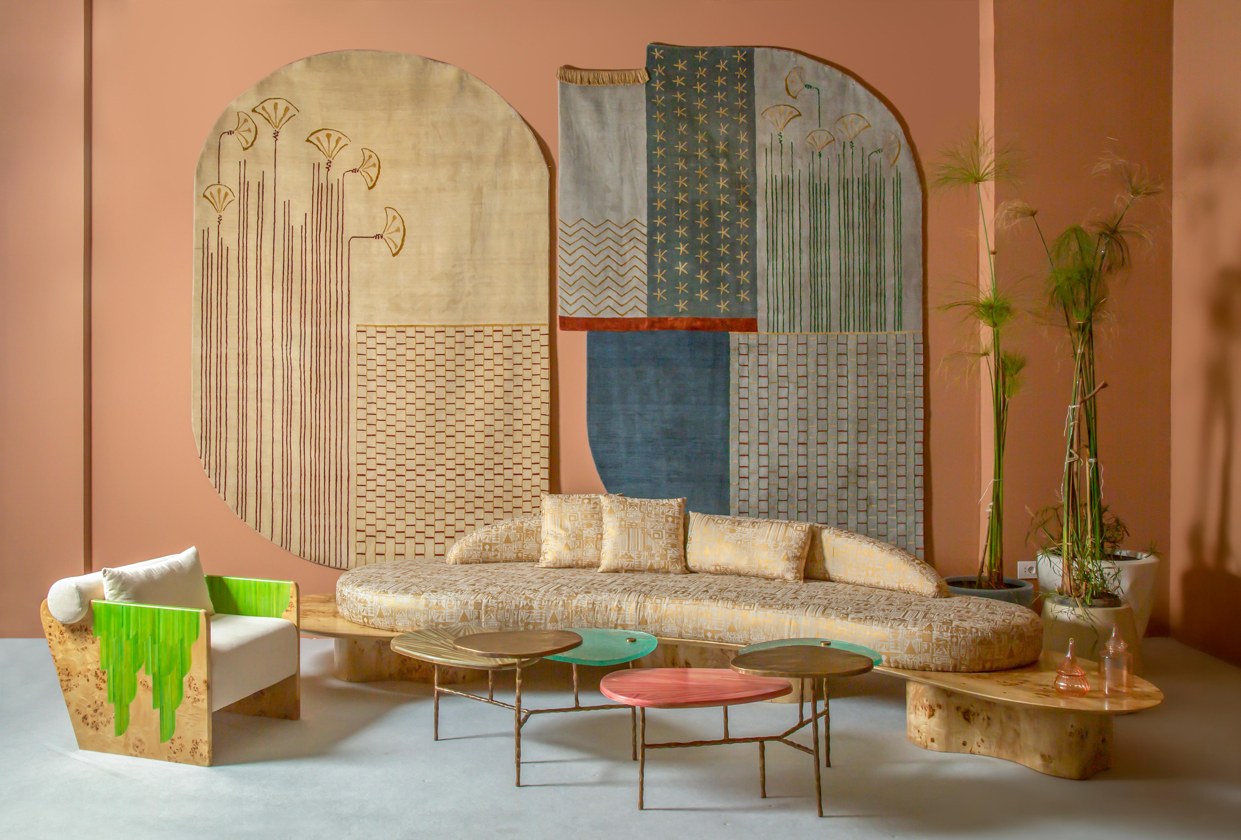 Geschwungenes Sofa in organischer Form mit seltener Apfelrinde & goldenem Pharaonenstoff - Small im Angebot 1