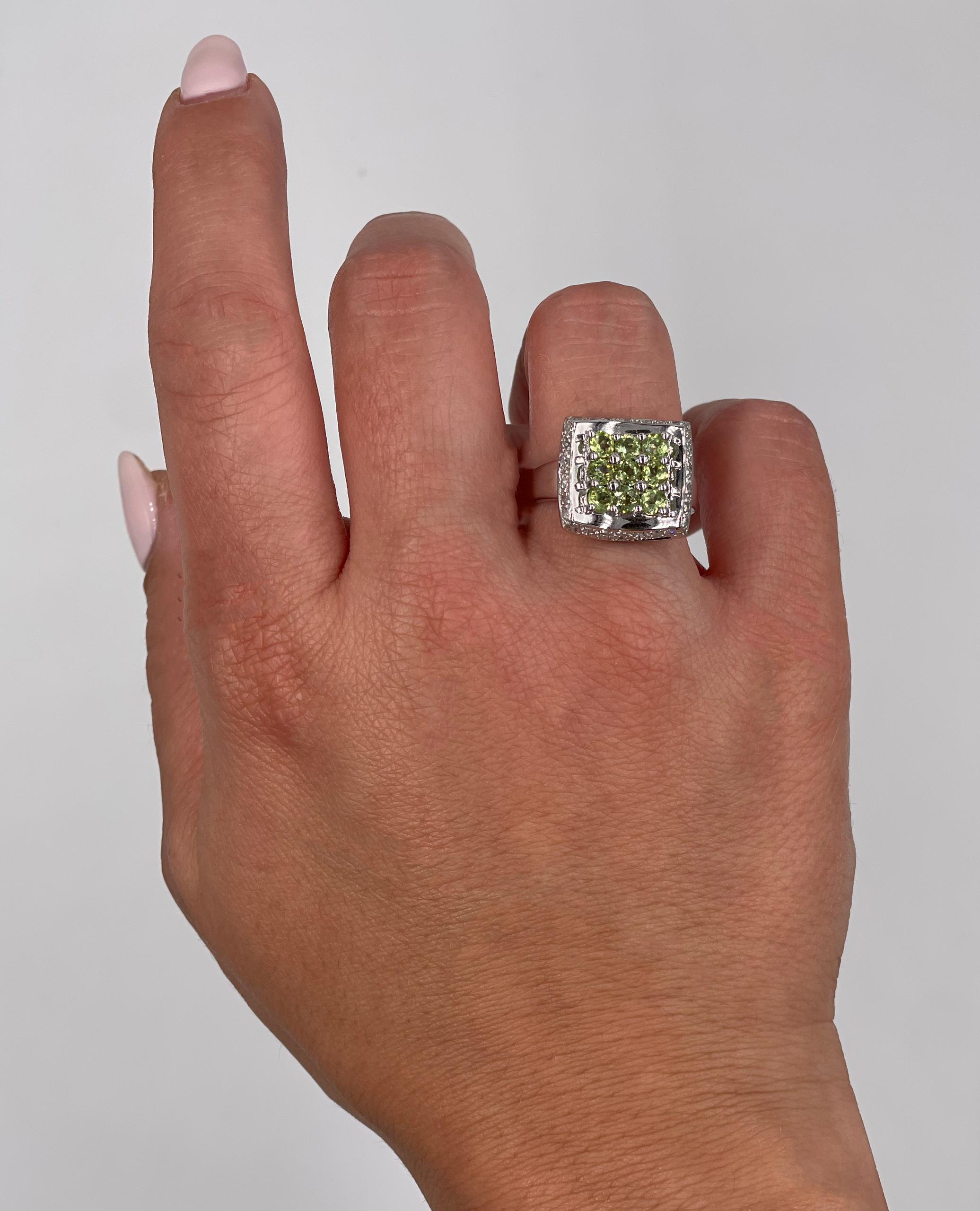 Curved Peridot & Diamond Ring in 14K White Gold In New Condition For Sale In Old Tappan, NJ