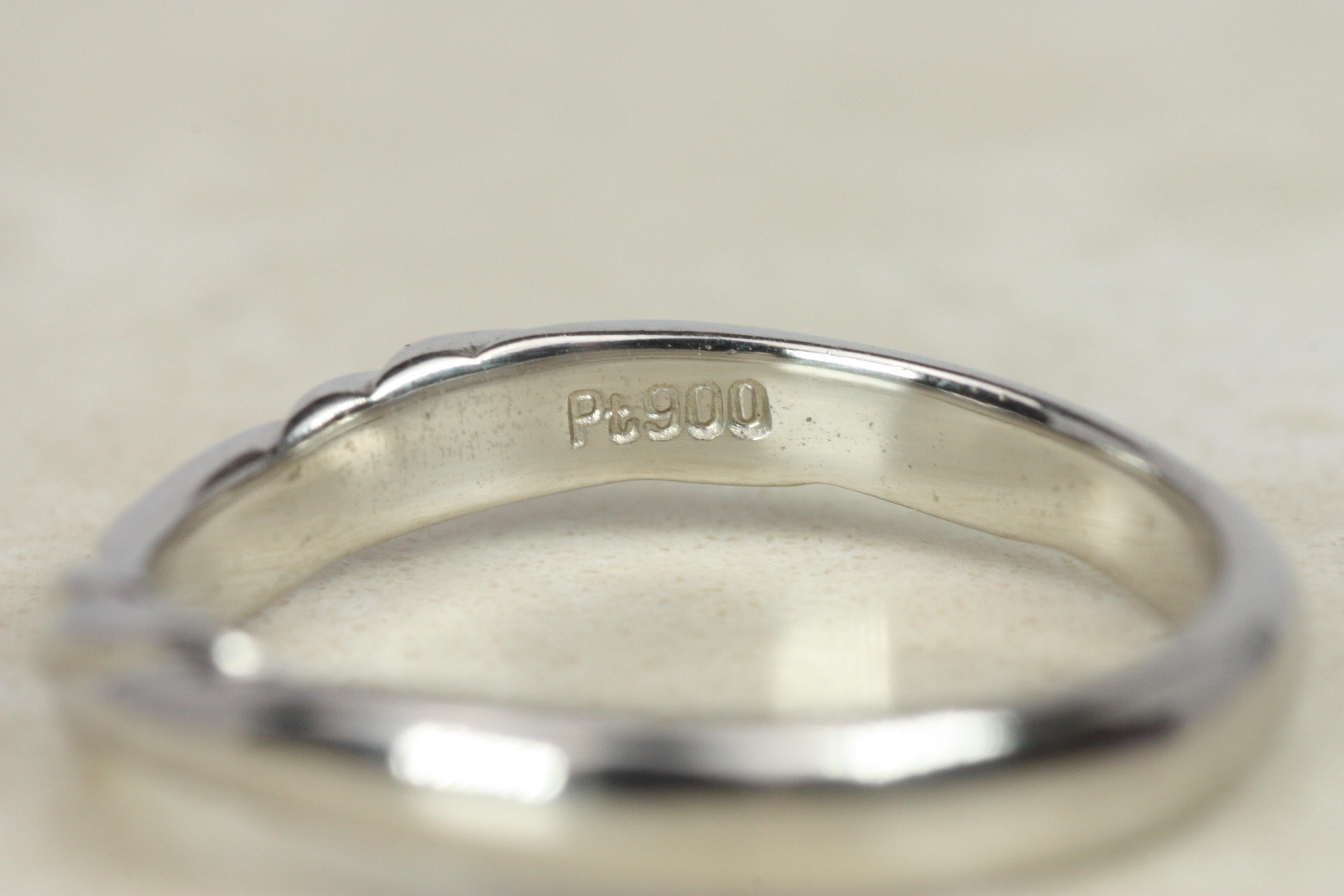 Anneau de mariage en platine à motif de lignes courbes et fluides en vente 6