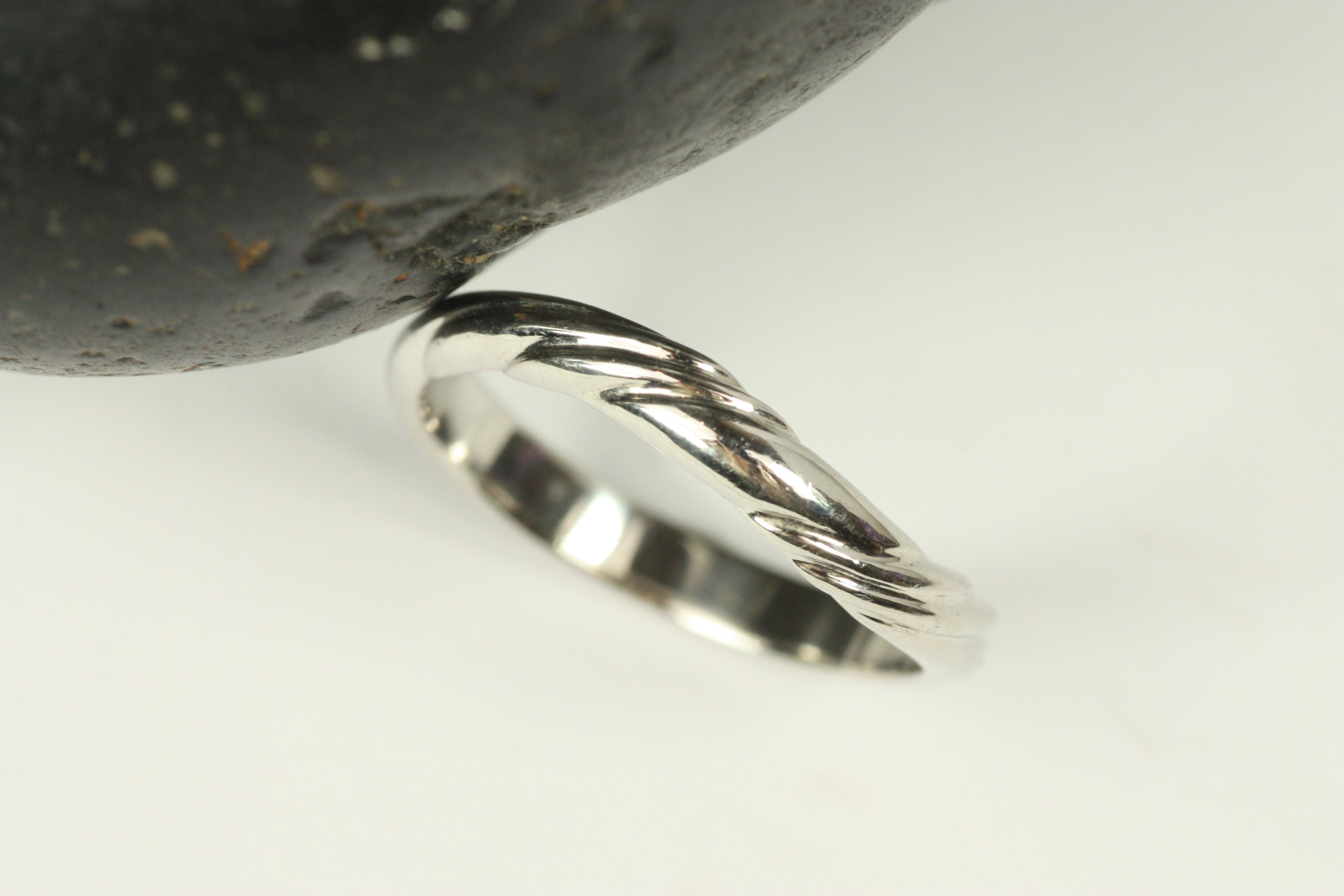 Alliance en platine avec un motif texturé sur la face avant. Elle est magnifique seule ou associée à une bague de fiançailles telle que notre bague de fiançailles à diamant floral de style Art déco, comme illustré (vendue séparément). Issue de la