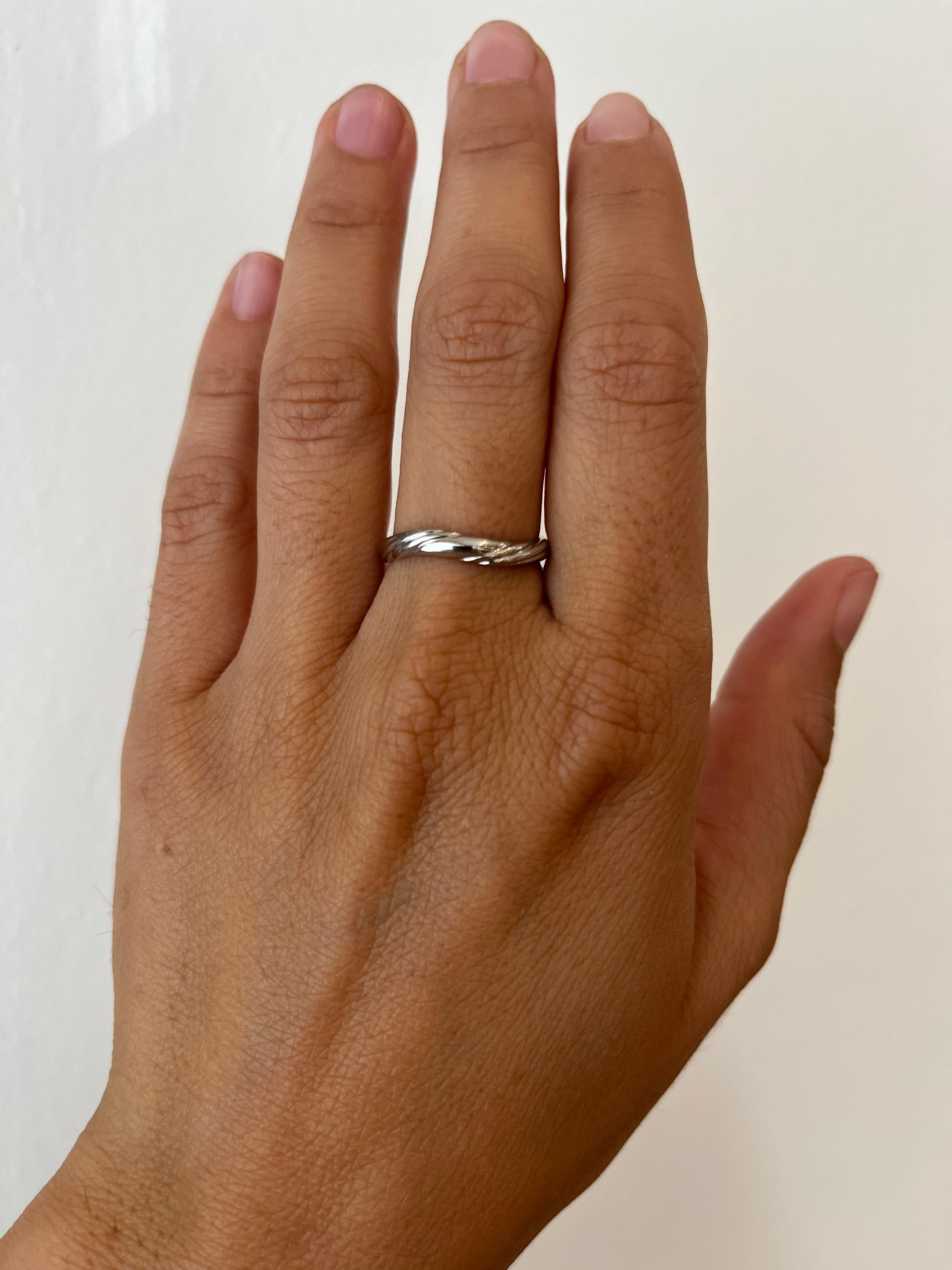 Anneau de mariage en platine à motif de lignes courbes et fluides Bon état - En vente à Santa Monica, CA