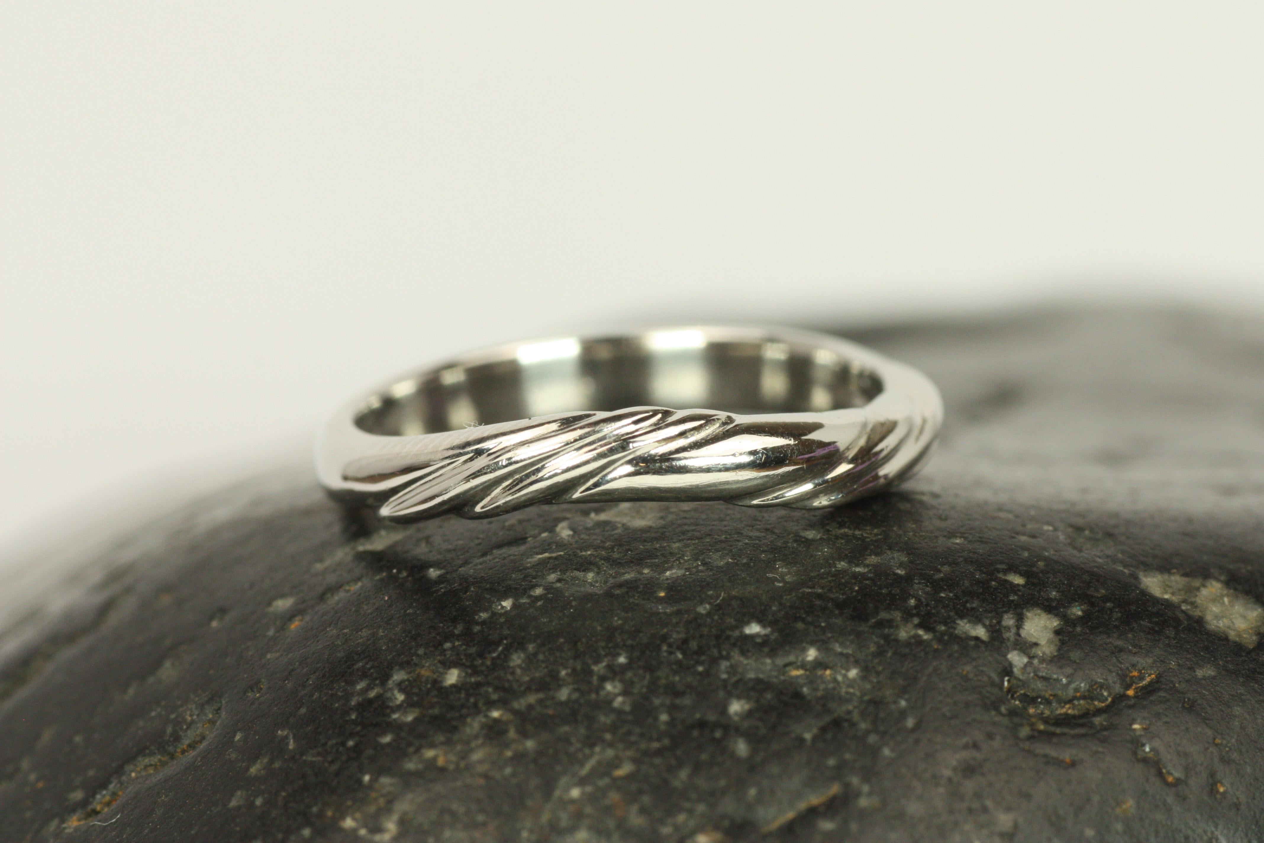 Anneau de mariage en platine à motif de lignes courbes et fluides en vente 1
