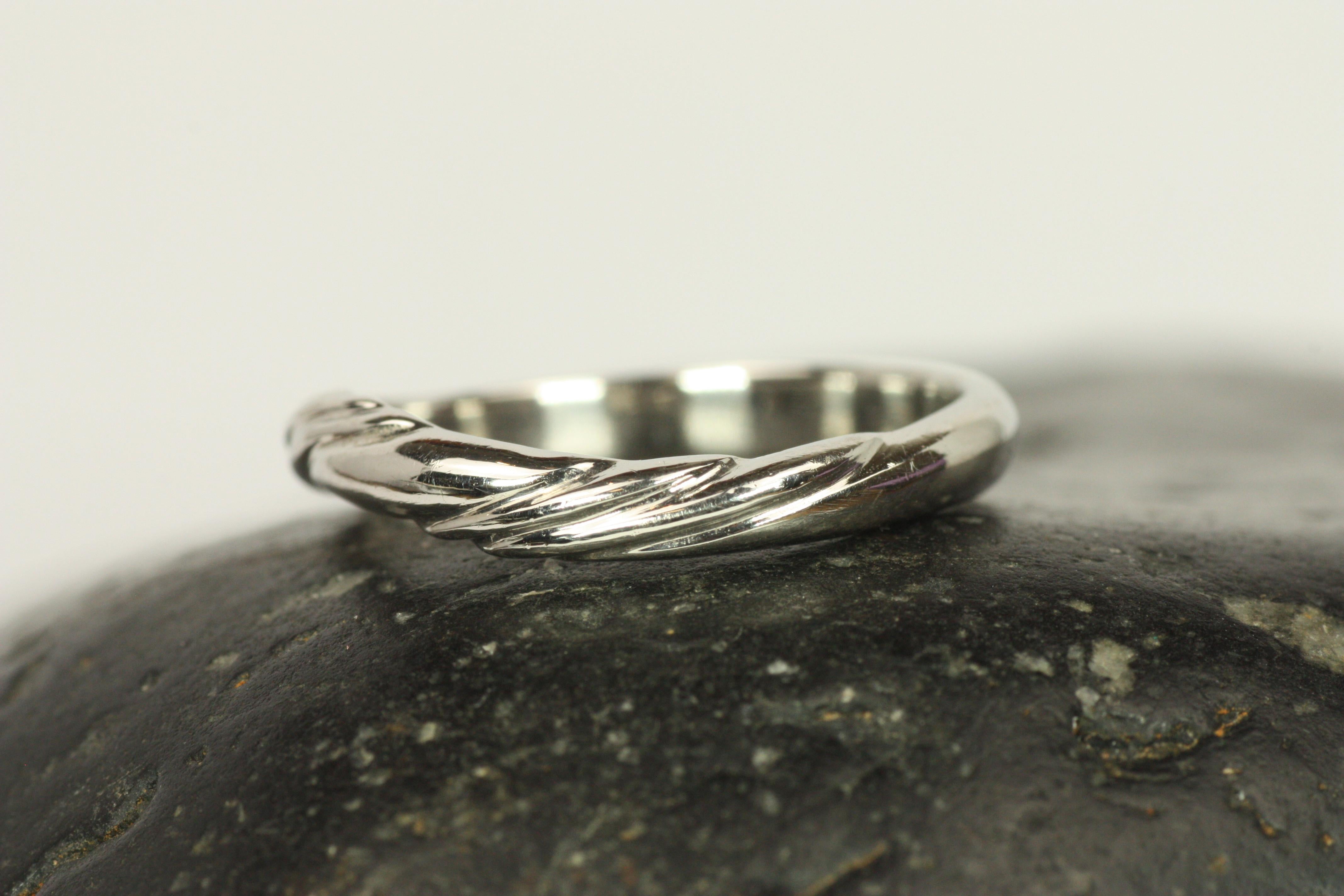 Anneau de mariage en platine à motif de lignes courbes et fluides en vente 2