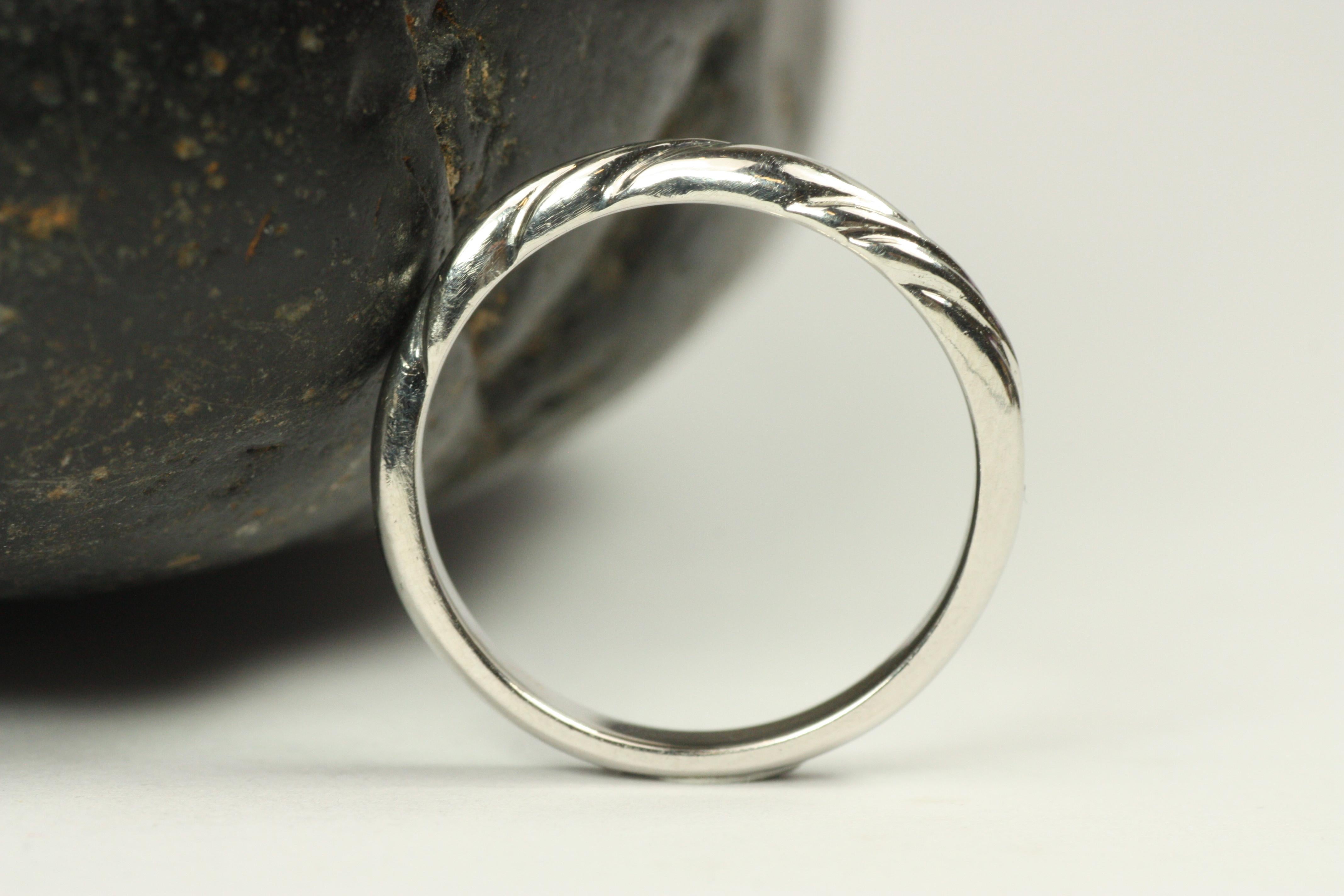 Anneau de mariage en platine à motif de lignes courbes et fluides en vente 3