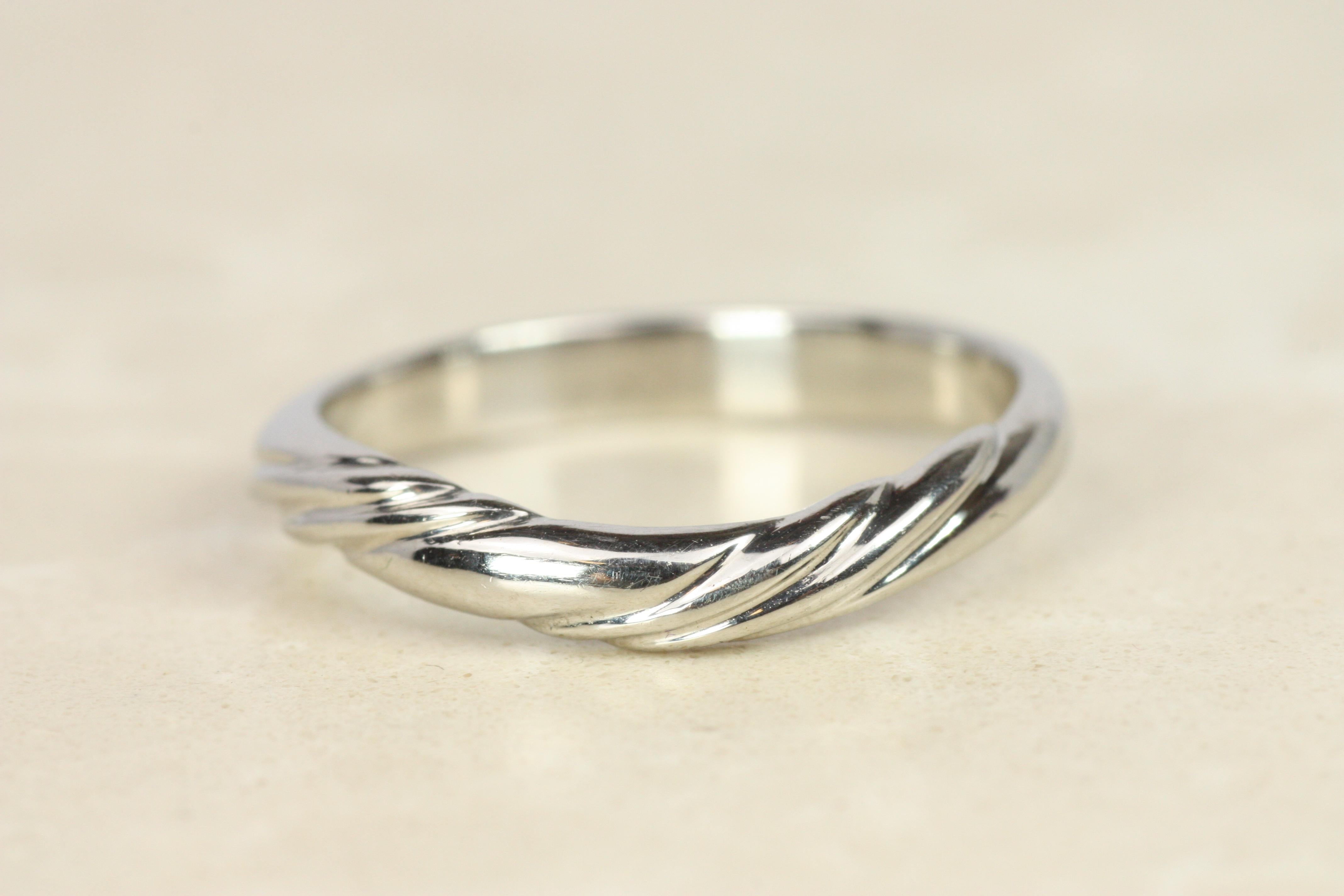 Anneau de mariage en platine à motif de lignes courbes et fluides en vente 4