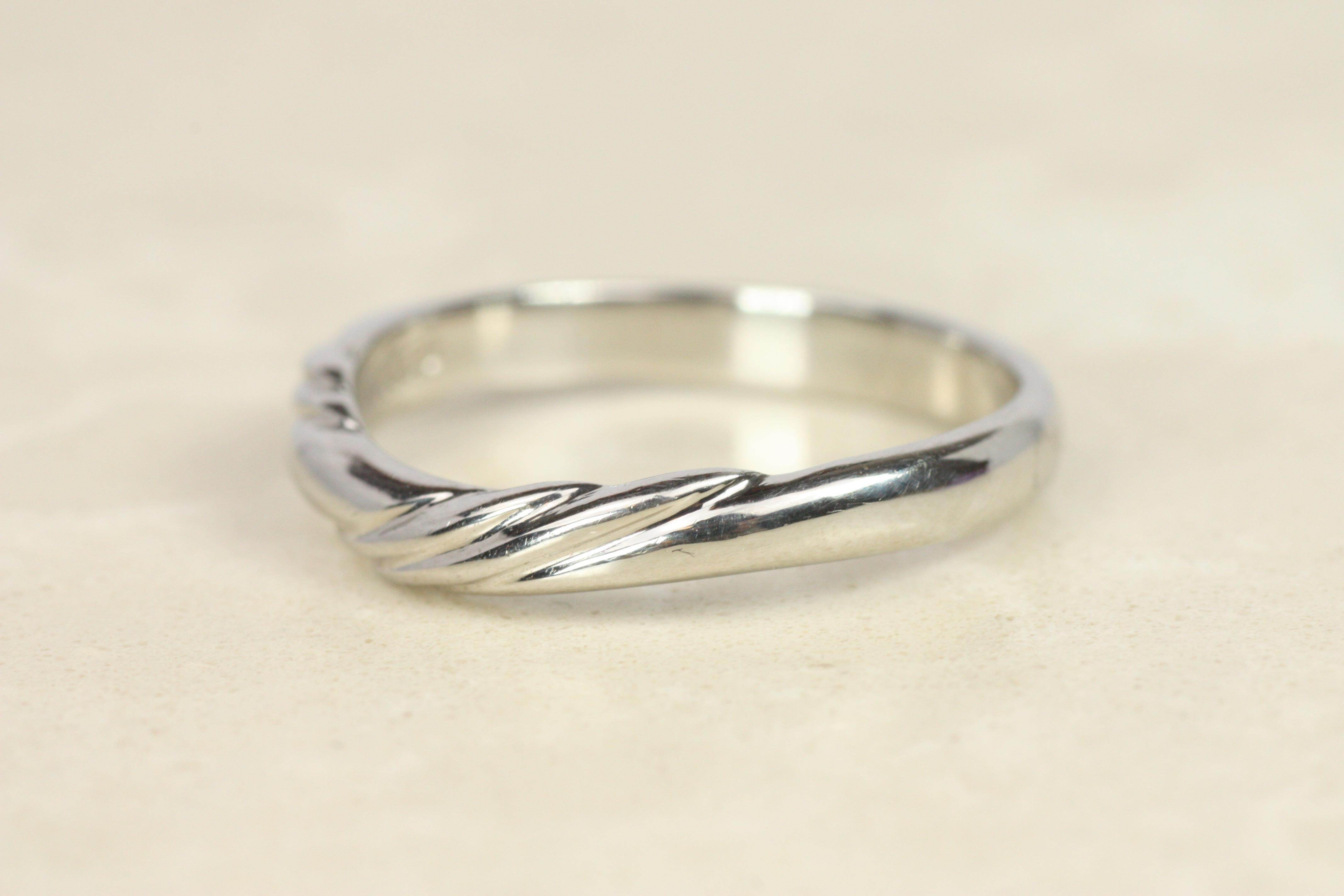 Anneau de mariage en platine à motif de lignes courbes et fluides en vente 5