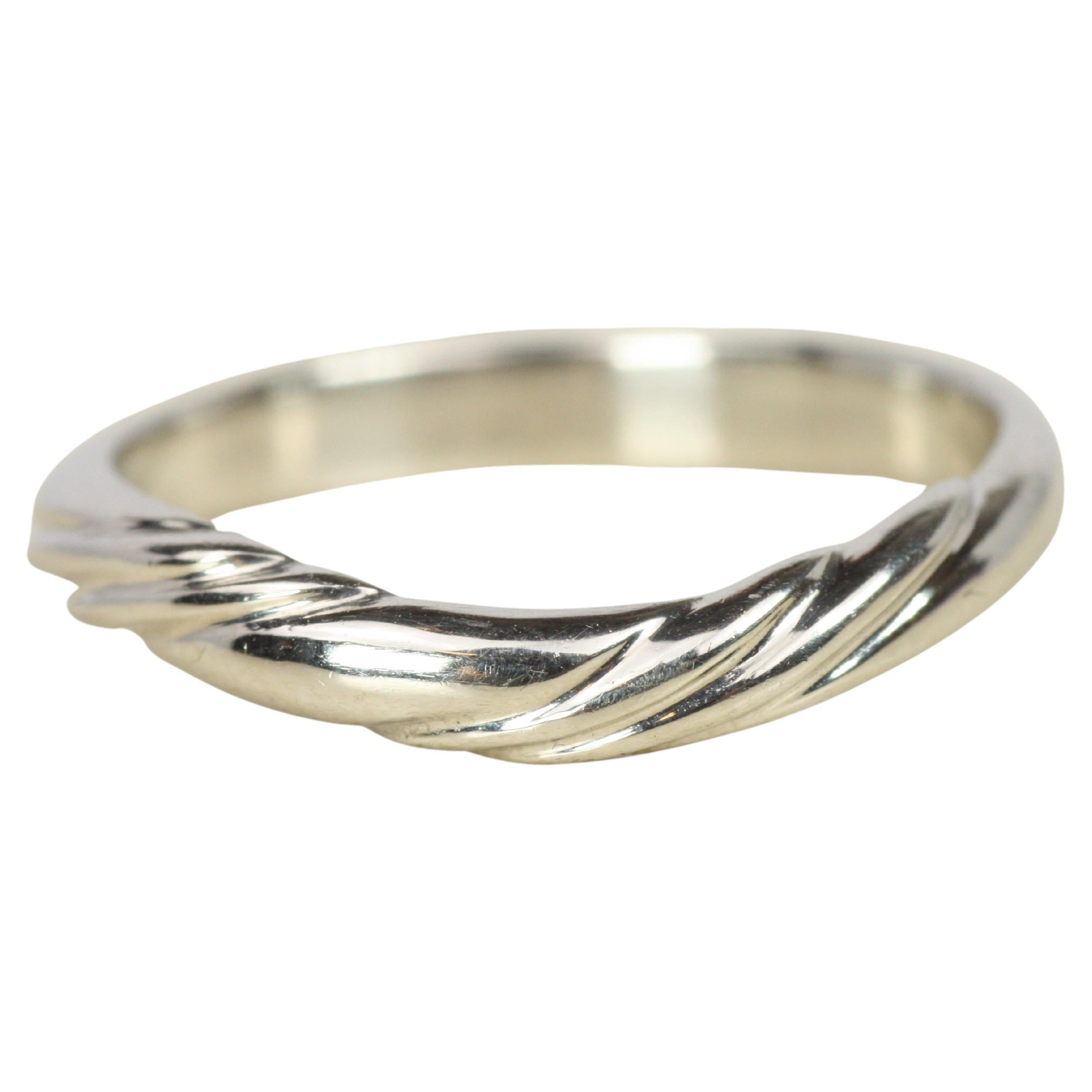 Alianza de Boda Curvada de Platino con Diseño de Líneas Fluidas