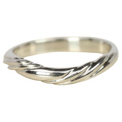 Alianza de Boda Curvada de Platino con Diseño de Líneas Fluidas