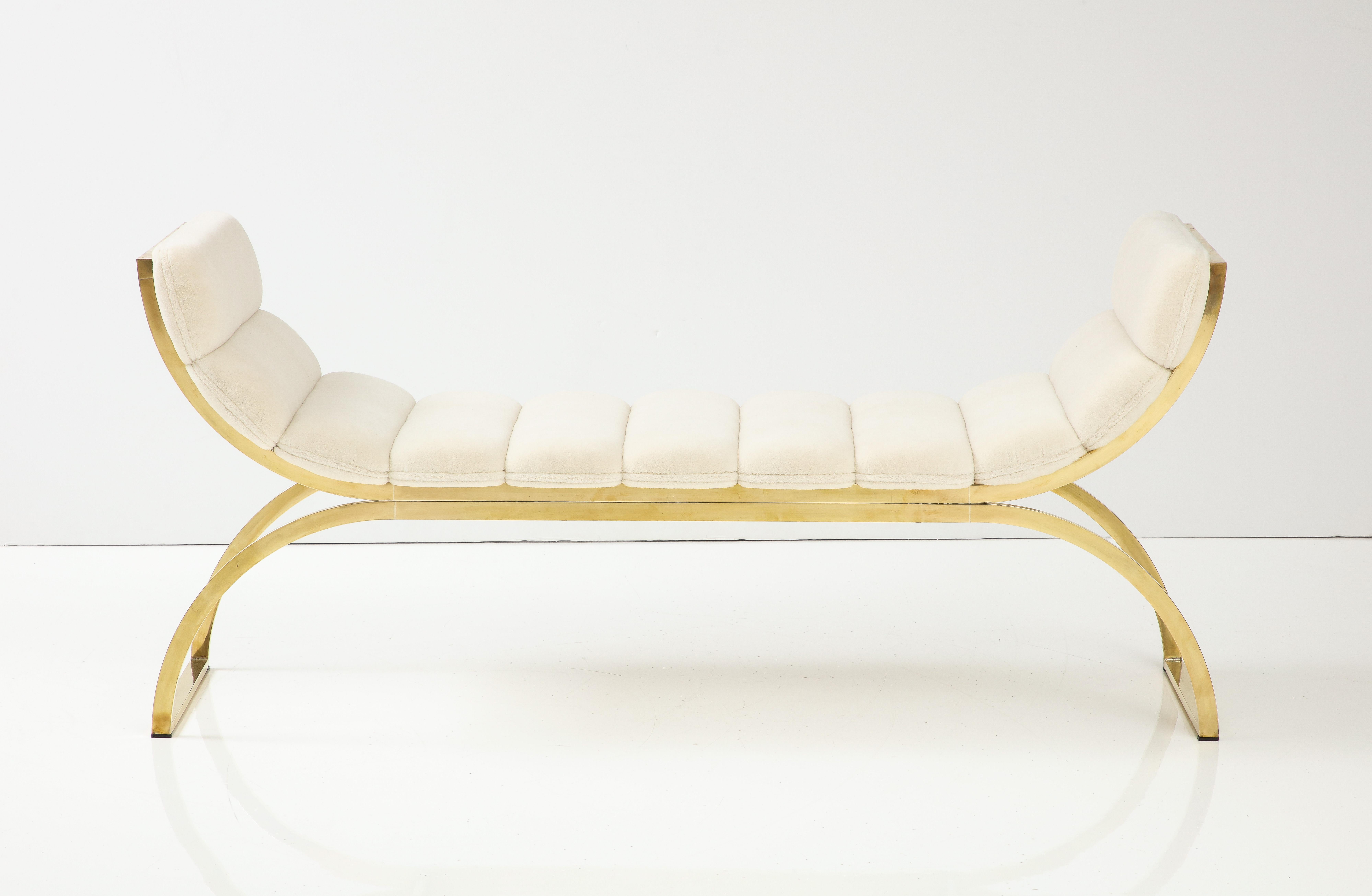 Curved Polished Brass U-Shaped Bench with Ivory Boucle, Italy, 2023 In New Condition For Sale In New York, NY
