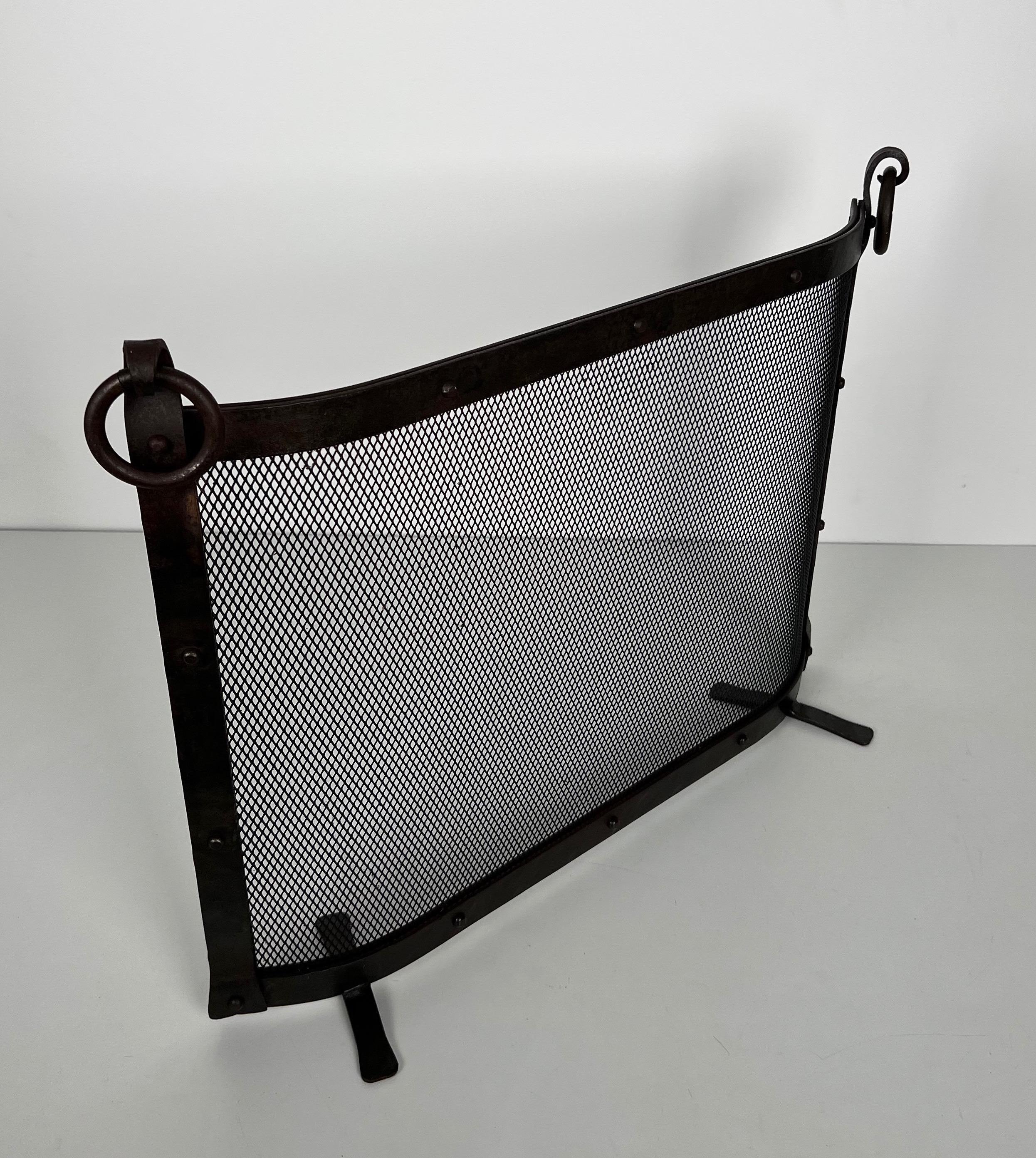 Curved Riveted Wrought Iron Fireplace Screen in the Style of Jacques Adnet In Good Condition For Sale In Marcq-en-Barœul, Hauts-de-France