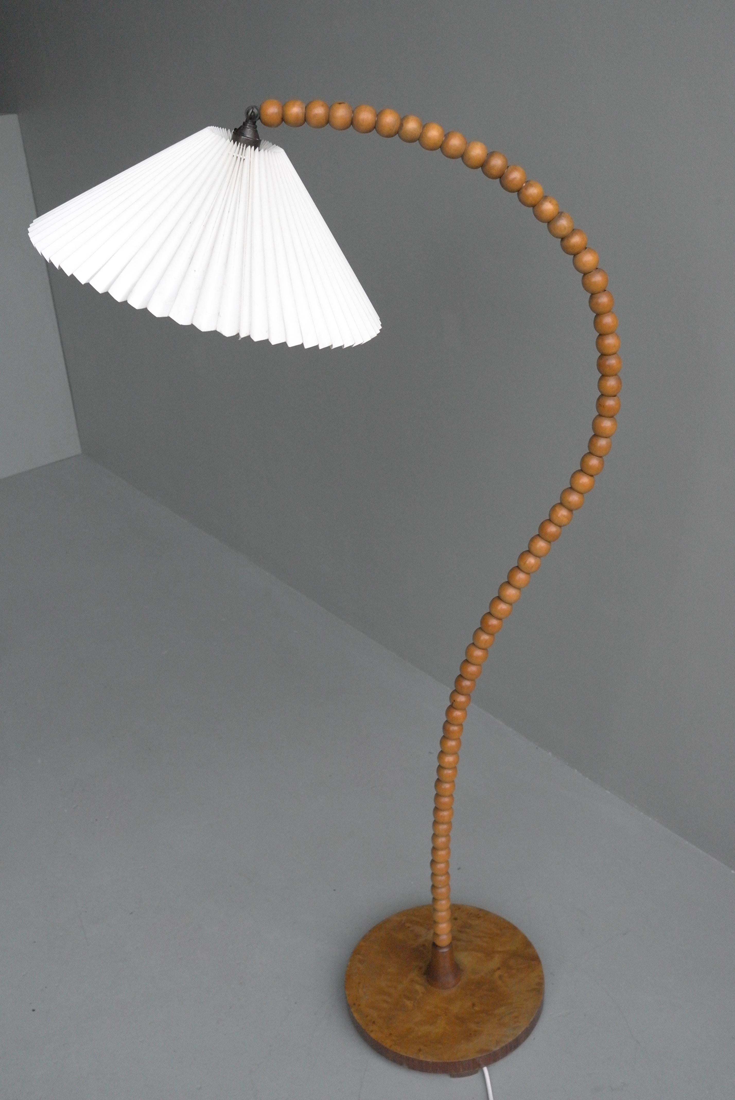 Lampadaire sculptural incurvé en bois de noyer Art déco, France, années 1940 3