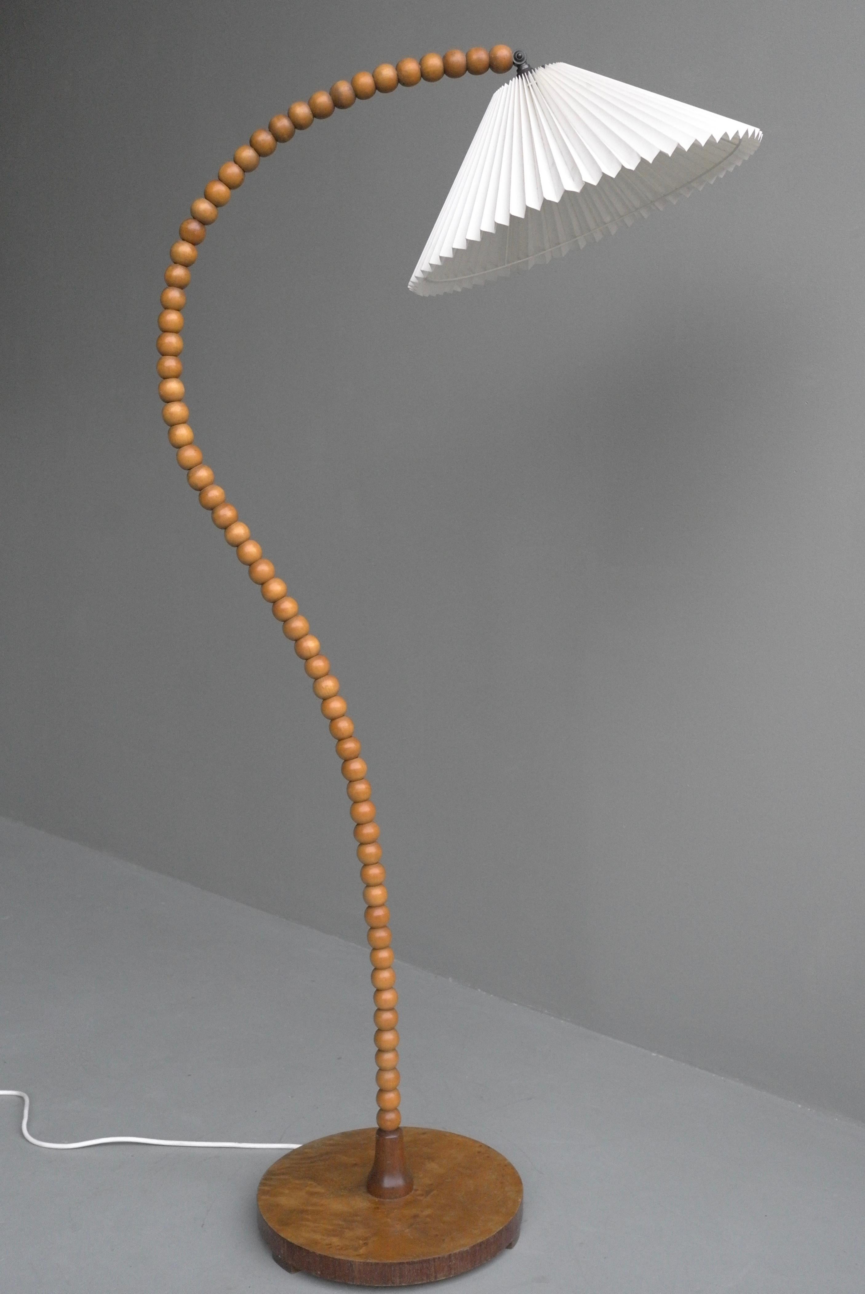 Lampadaire sculptural incurvé en bois de noyer Art déco, France, années 1940 4