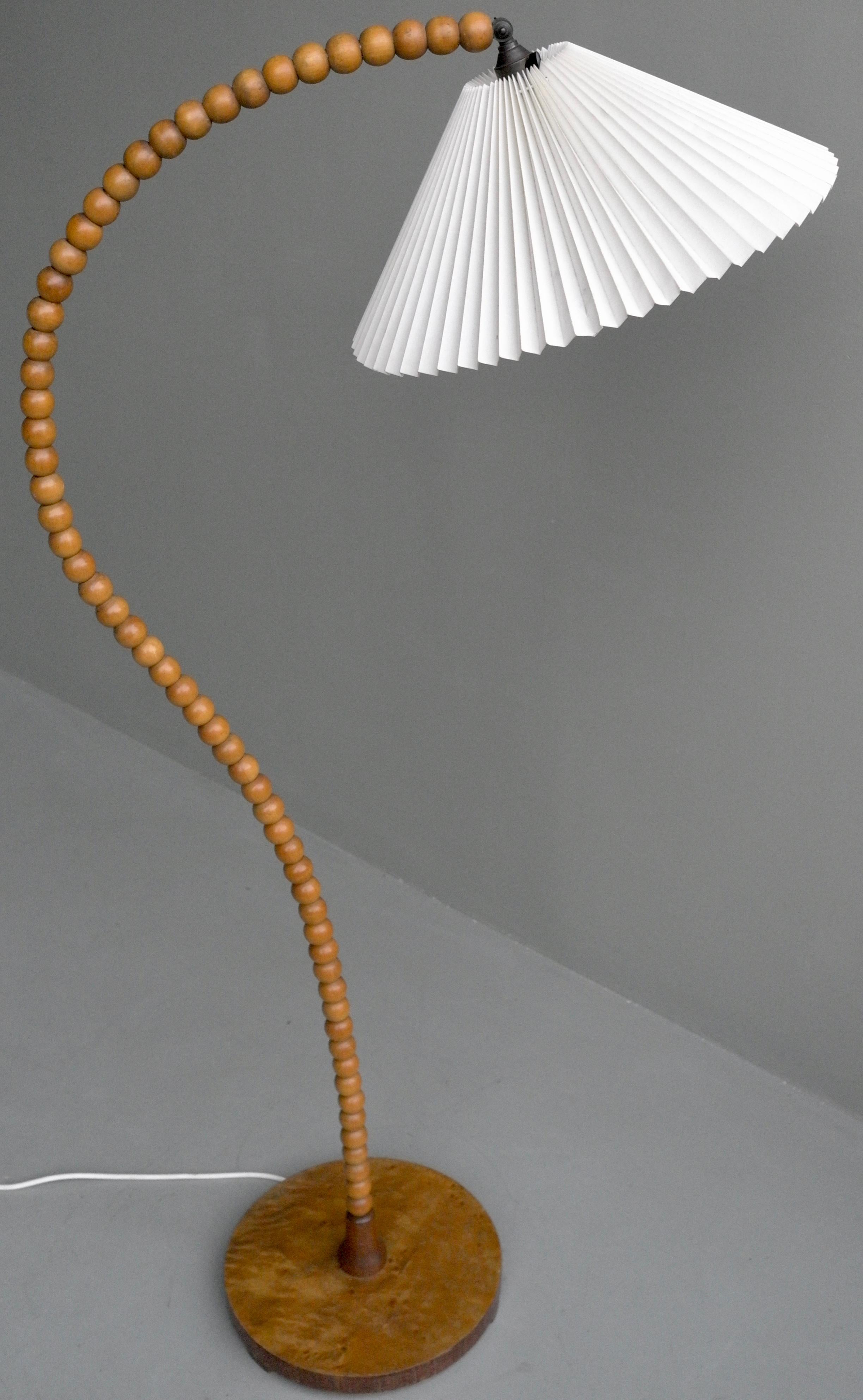 Lampadaire sculptural incurvé en bois de noyer Art déco, France, années 1940 5