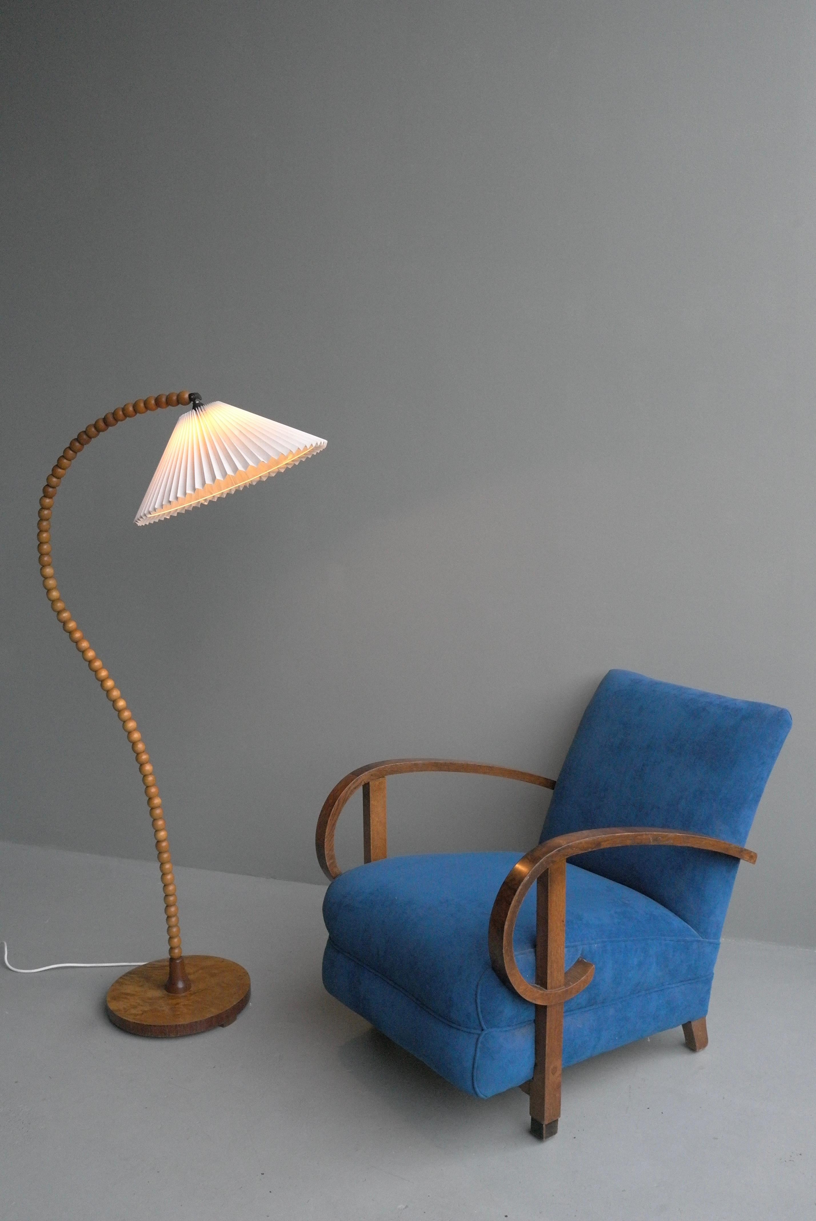 Lampadaire sculptural incurvé en bois de noyer, France, années 1940.
  