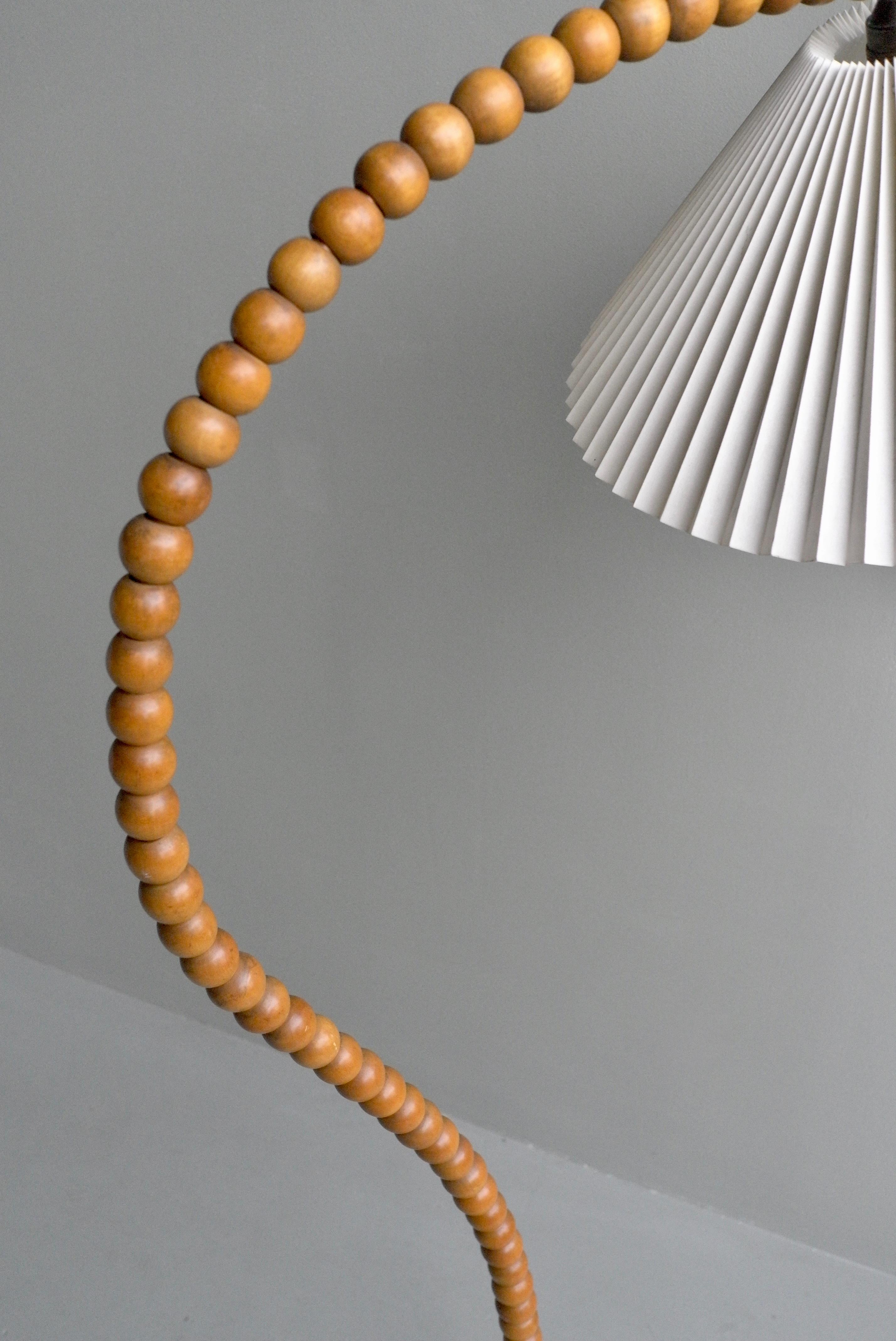 Mid-Century Modern Lampadaire sculptural incurvé en bois de noyer Art déco, France, années 1940