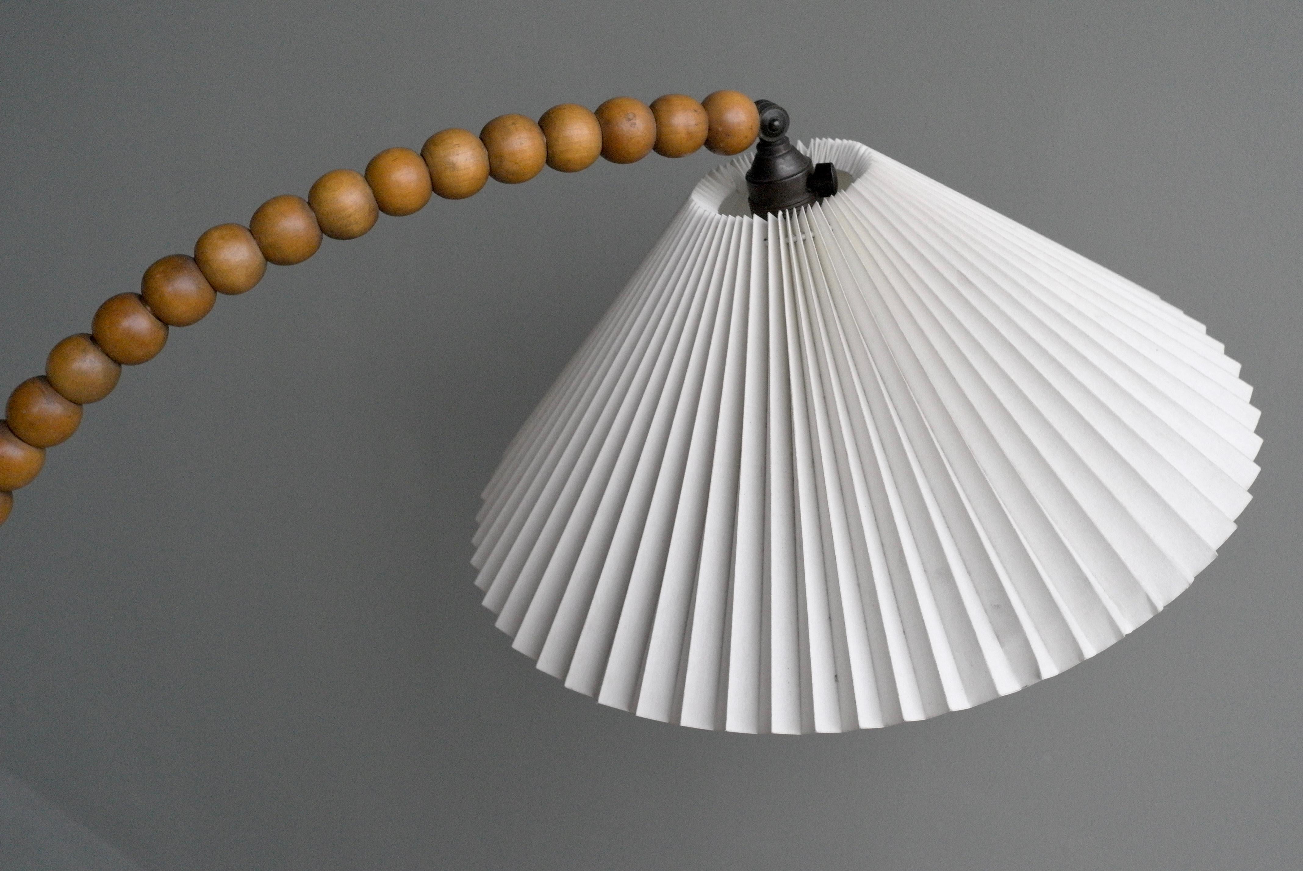 Français Lampadaire sculptural incurvé en bois de noyer Art déco, France, années 1940