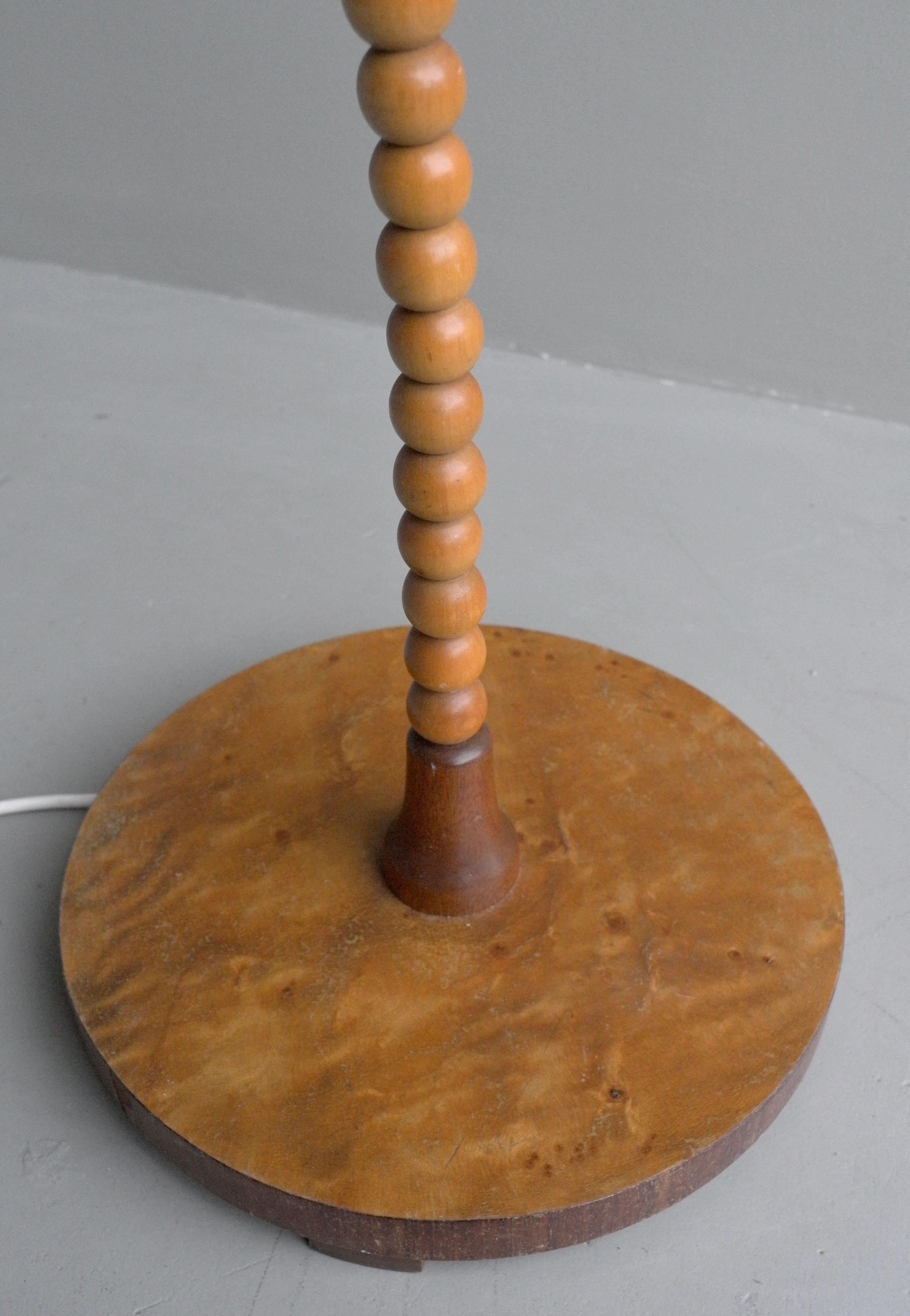Lampadaire sculptural incurvé en bois de noyer Art déco, France, années 1940 Bon état à Den Haag, NL
