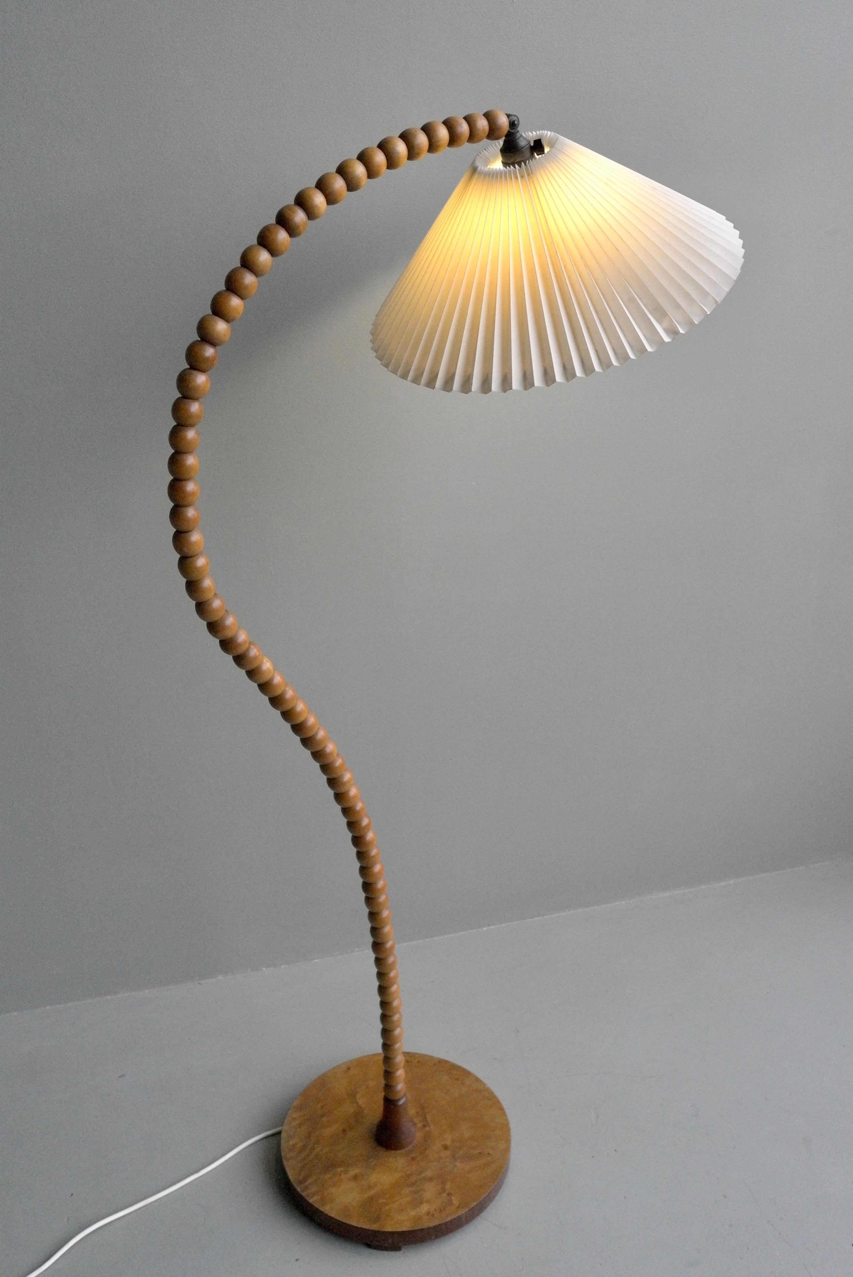 Milieu du XXe siècle Lampadaire sculptural incurvé en bois de noyer Art déco, France, années 1940