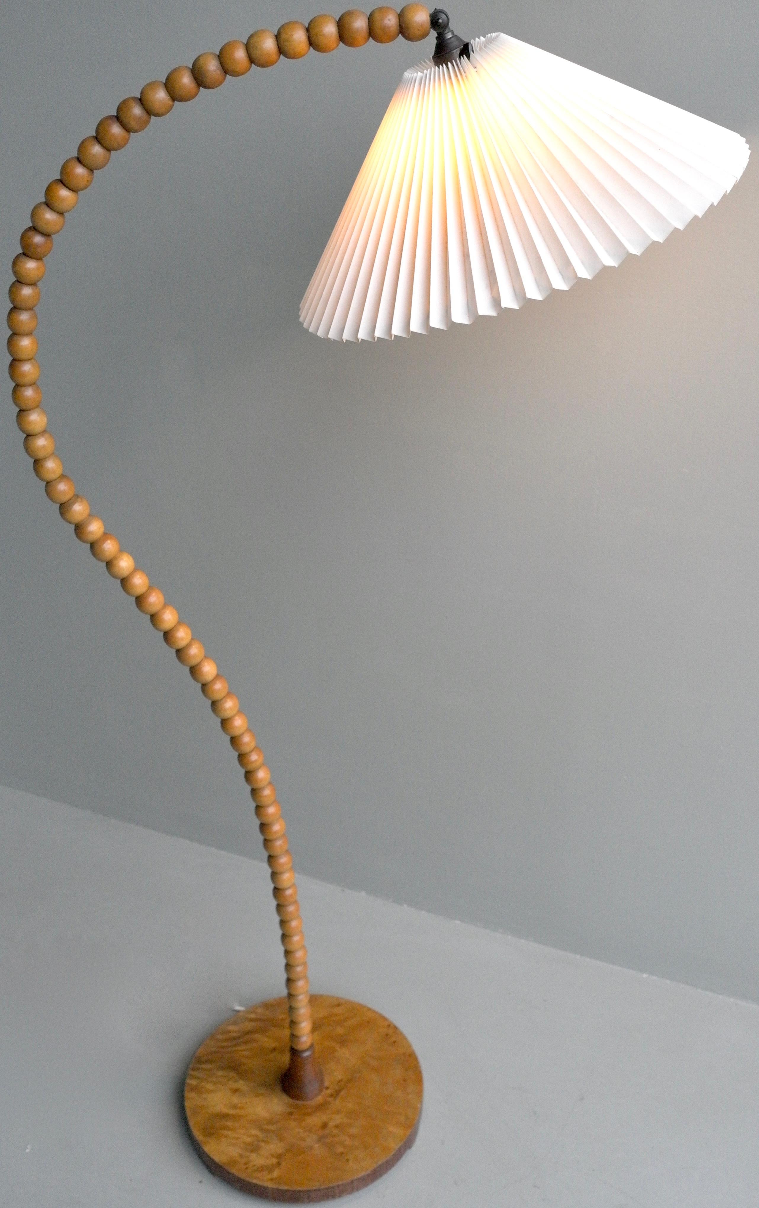 Lampadaire sculptural incurvé en bois de noyer Art déco, France, années 1940 1